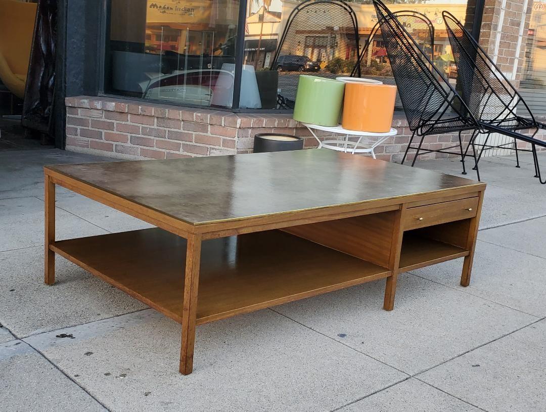 Mid-Century Modern Paul McCobb pour Calvin Table basse avec plateau en cuir et garniture en acajou philippin en vente