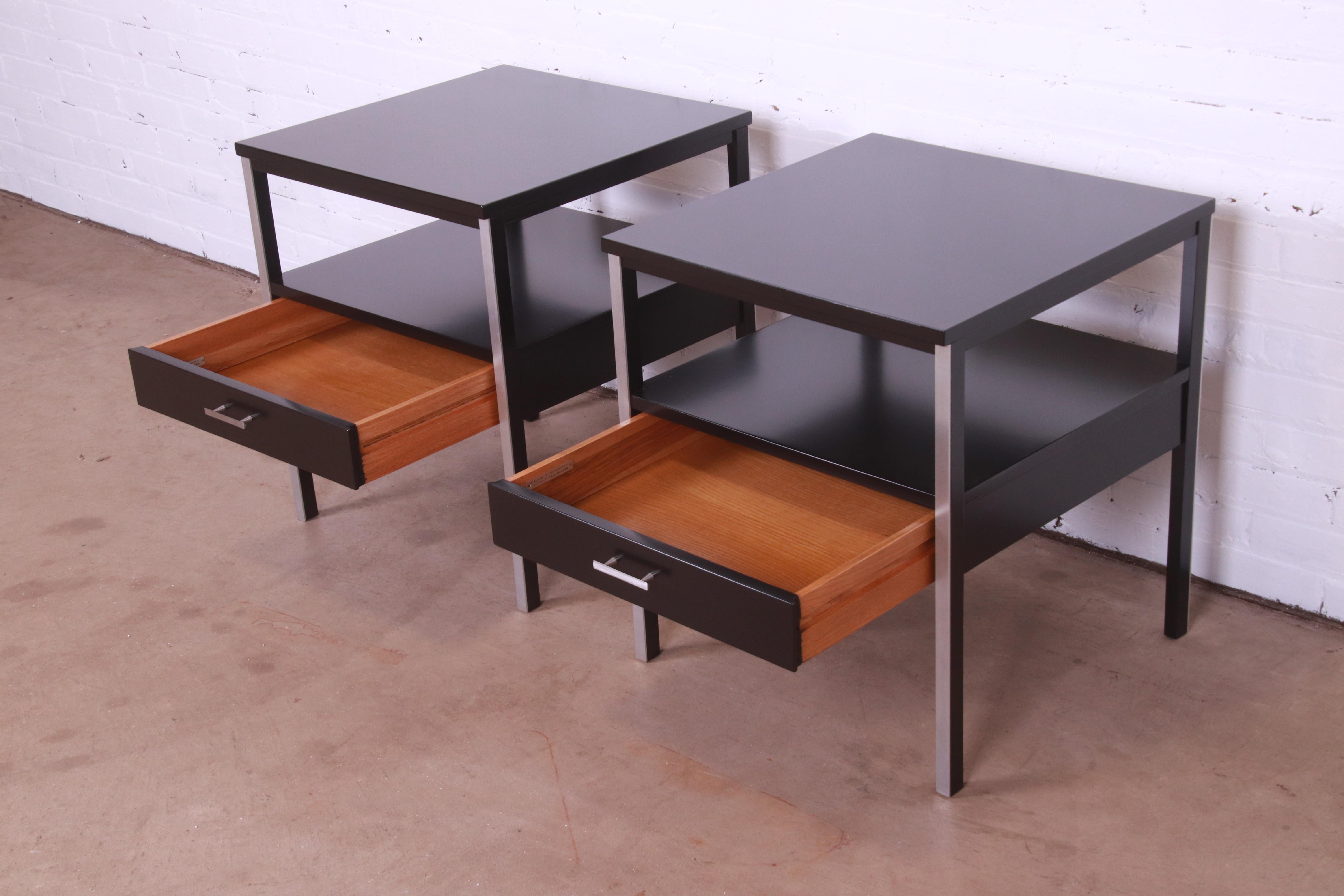 Paul McCobb para Calvin Furniture Mesillas de noche lacadas en negro, recién acabadas en venta 3