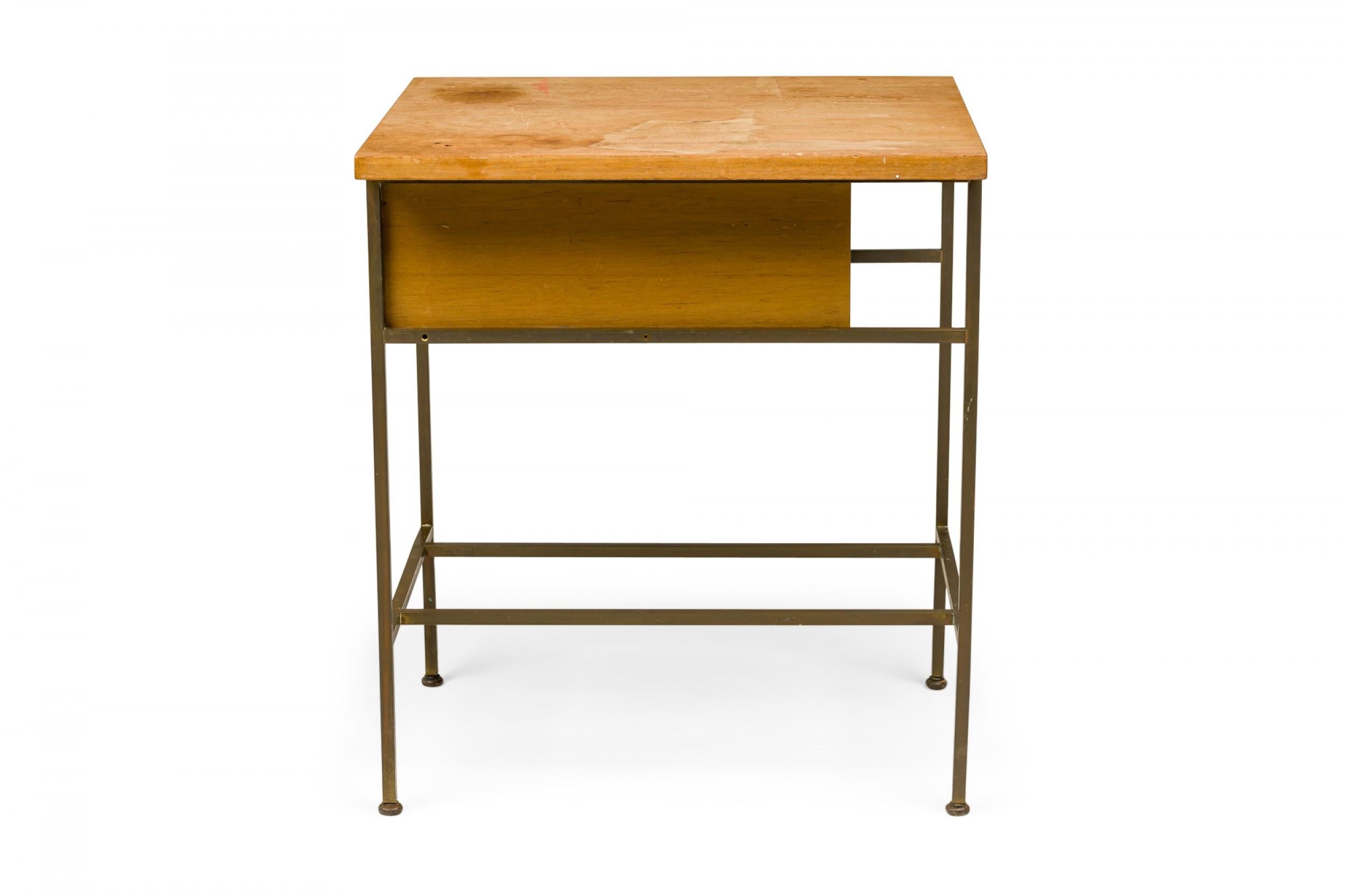Mid-Century Modern Table de nuit/table d'appoint Paul McCobb pour Calvin Furniture en bois blond et laiton en vente