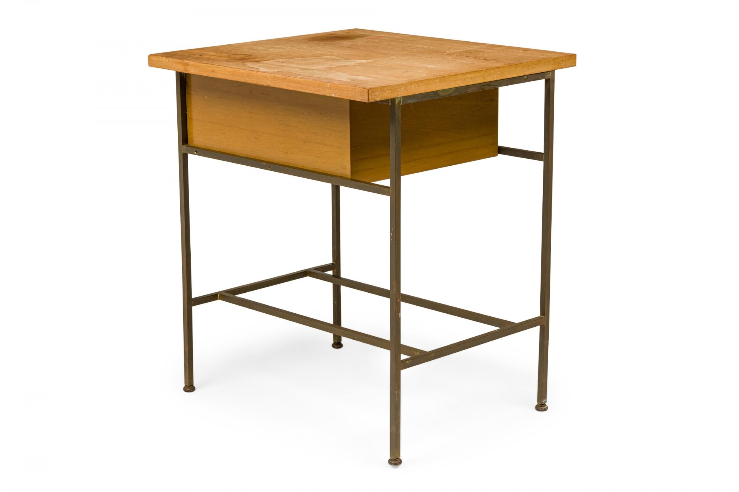 Américain Table de nuit/table d'appoint Paul McCobb pour Calvin Furniture en bois blond et laiton en vente