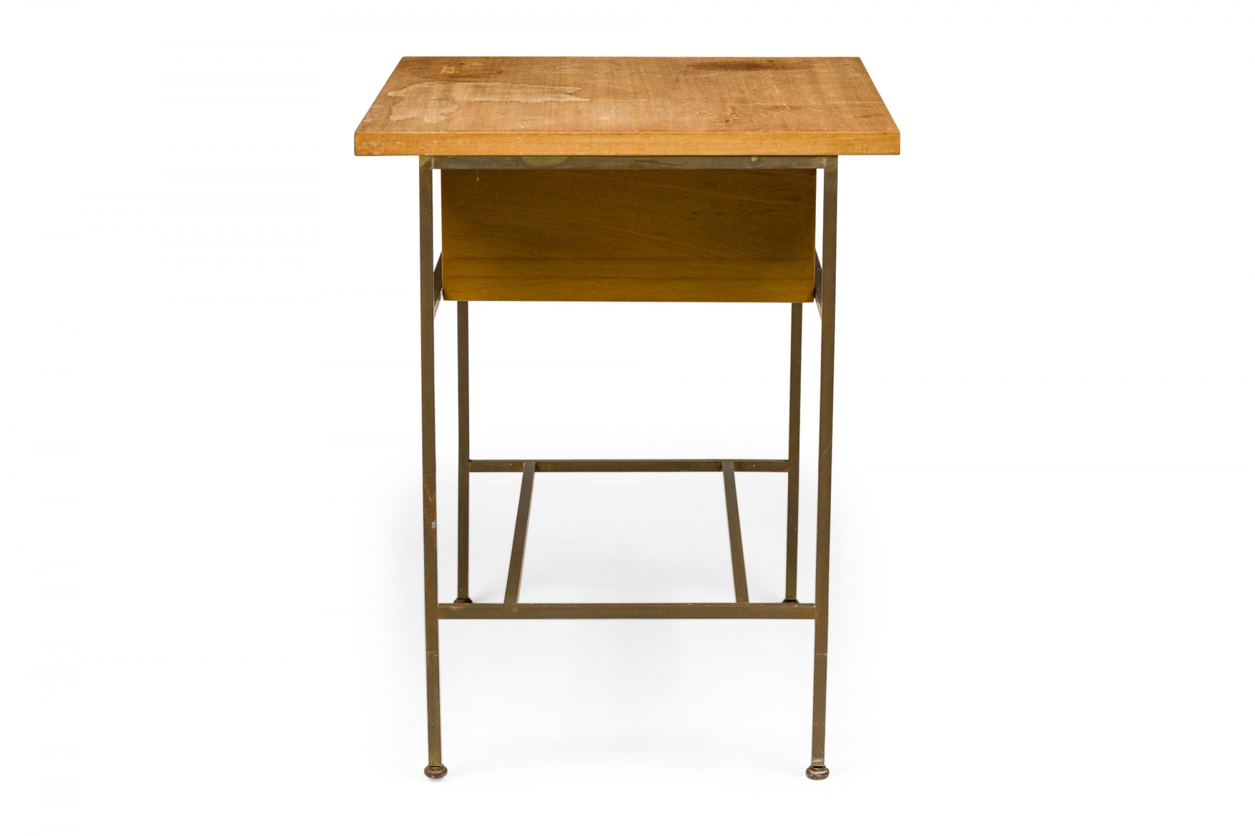 Nachttisch/Beistelltisch aus blondem Holz und Messing, Paul McCobb für Calvin Furniture im Zustand „Gut“ im Angebot in New York, NY