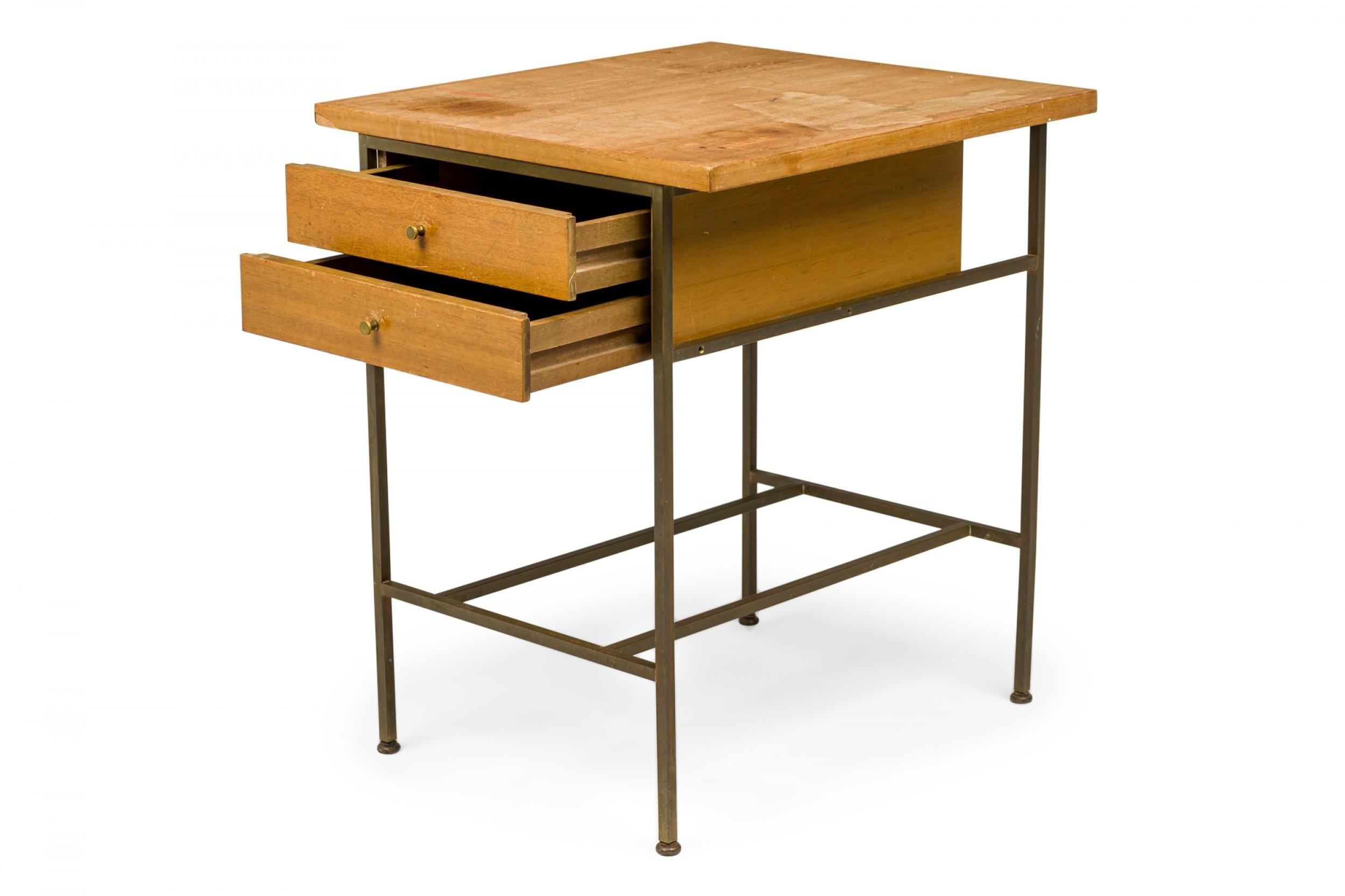 20ième siècle Table de nuit/table d'appoint Paul McCobb pour Calvin Furniture en bois blond et laiton en vente