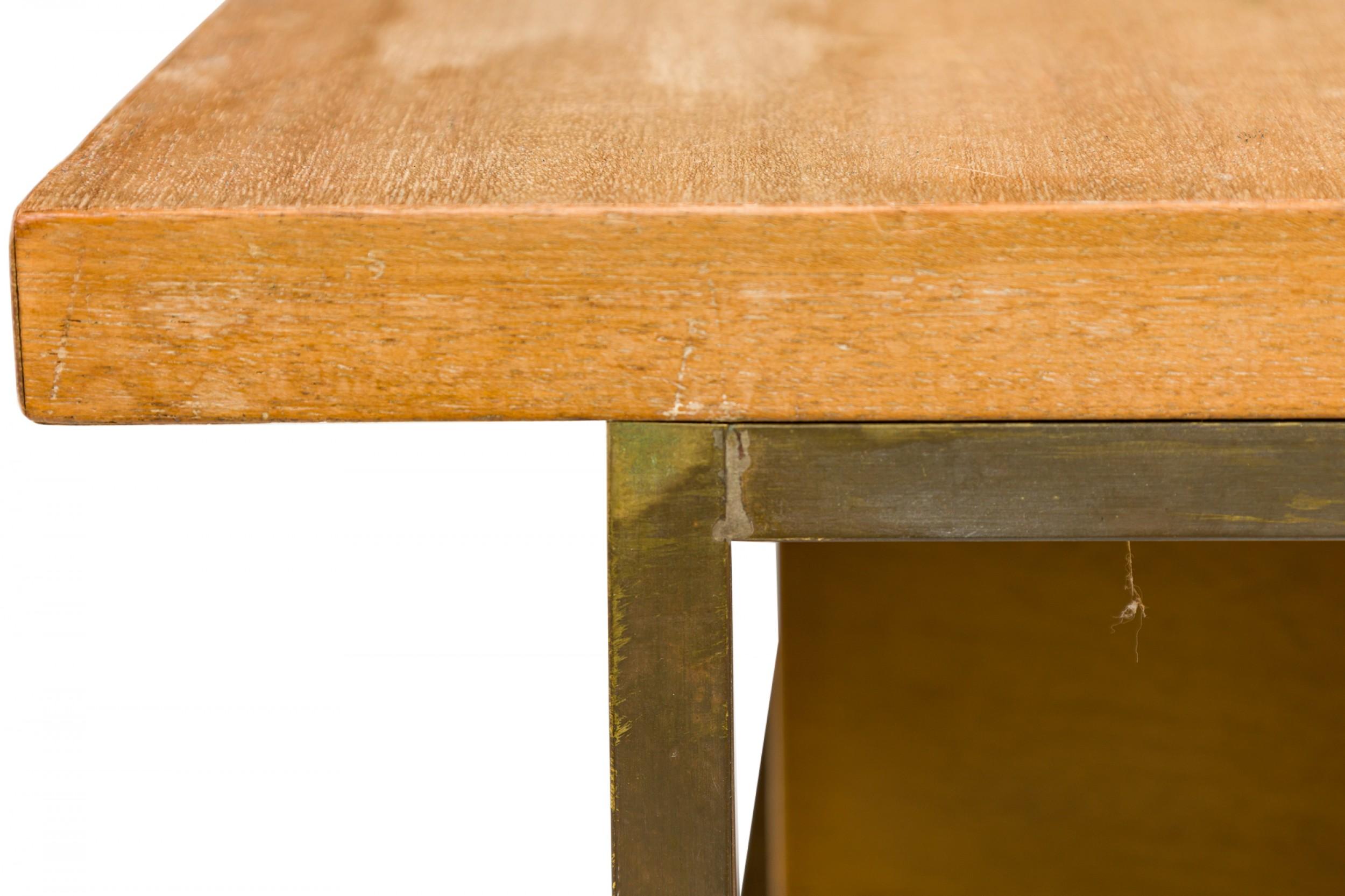 Table de nuit/table d'appoint Paul McCobb pour Calvin Furniture en bois blond et laiton en vente 1