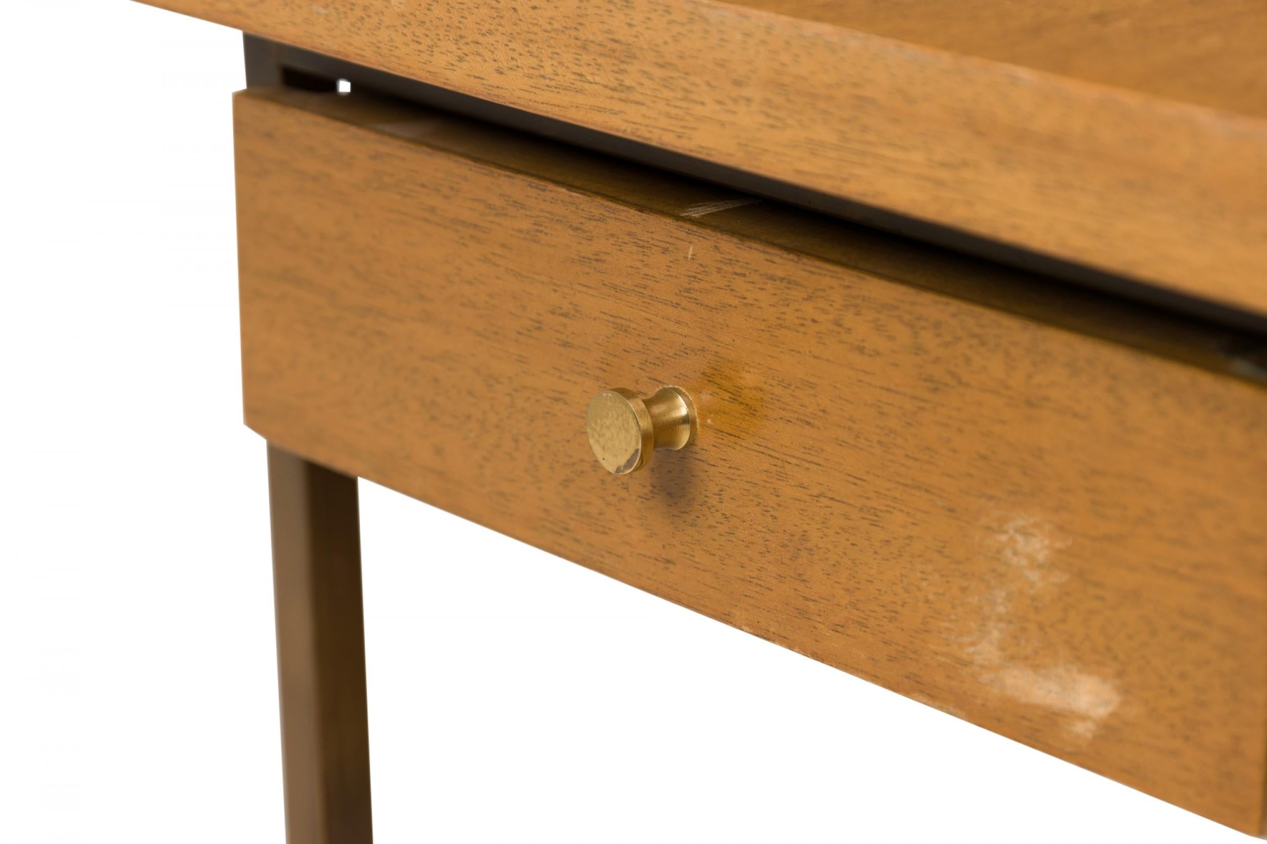 Paul McCobb für Calvin Furniture Company End- und Beistelltisch aus Messing und Holz im Angebot 4