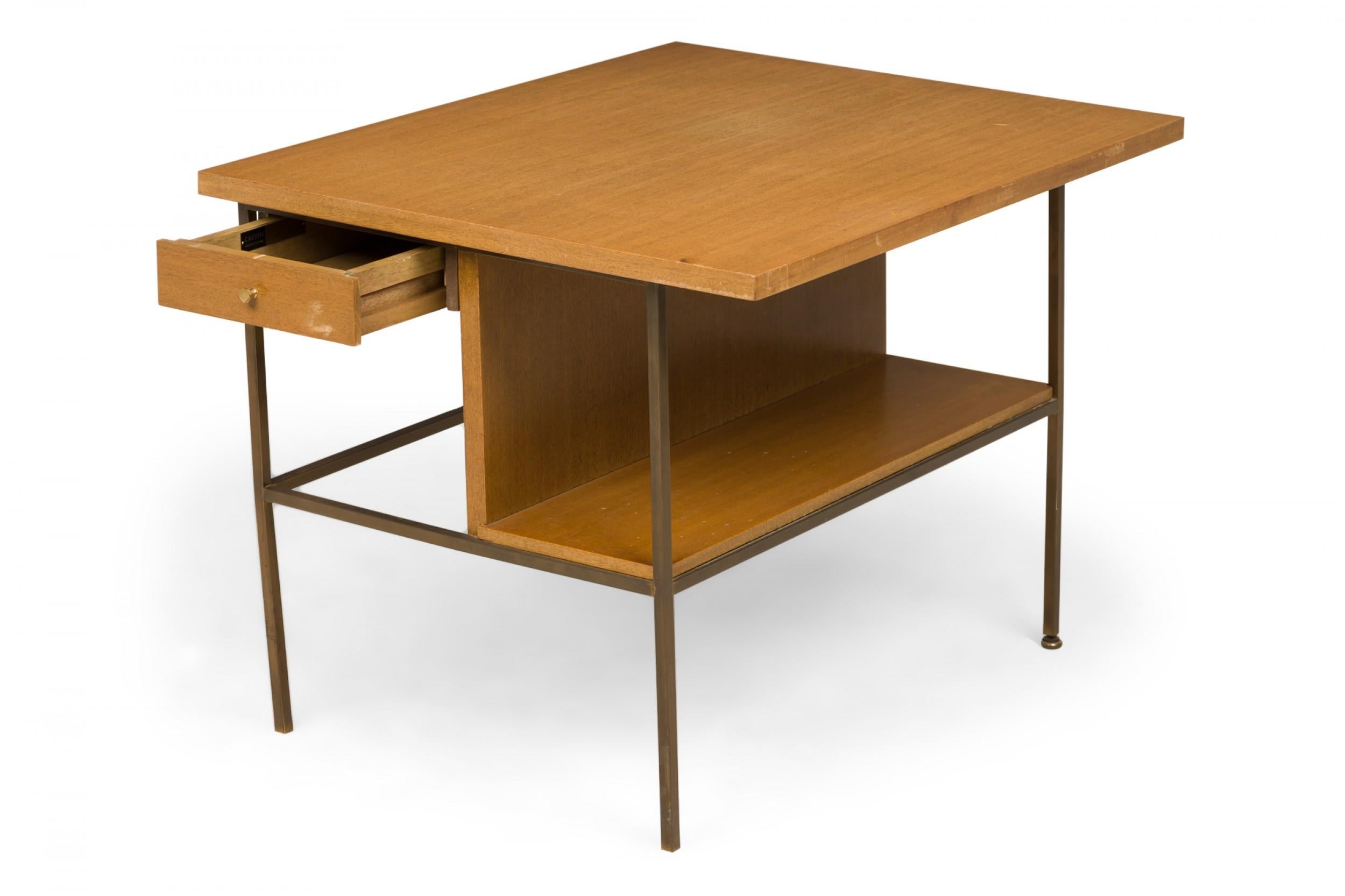 20ième siècle Table d'appoint en laiton et bois Paul McCobb pour Calvin Furniture Company en vente