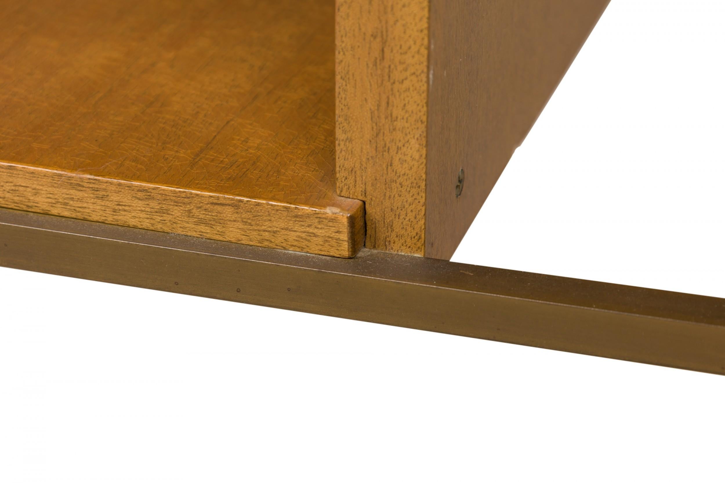 Paul McCobb für Calvin Furniture Company End- und Beistelltisch aus Messing und Holz im Angebot 1