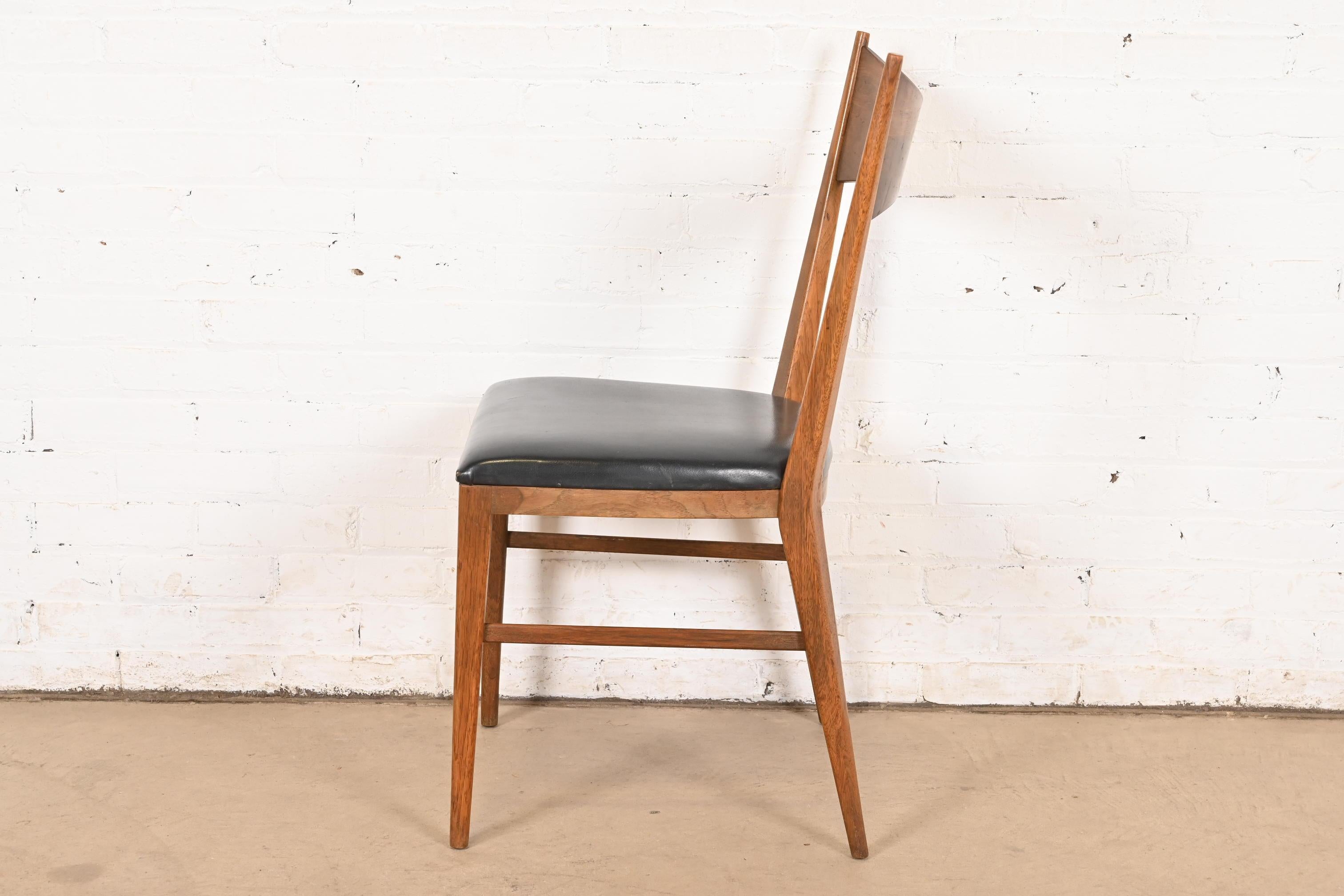 Paul McCobb para Calvin Furniture Silla de comedor moderna de mediados de siglo en nogal esculpido en venta 3