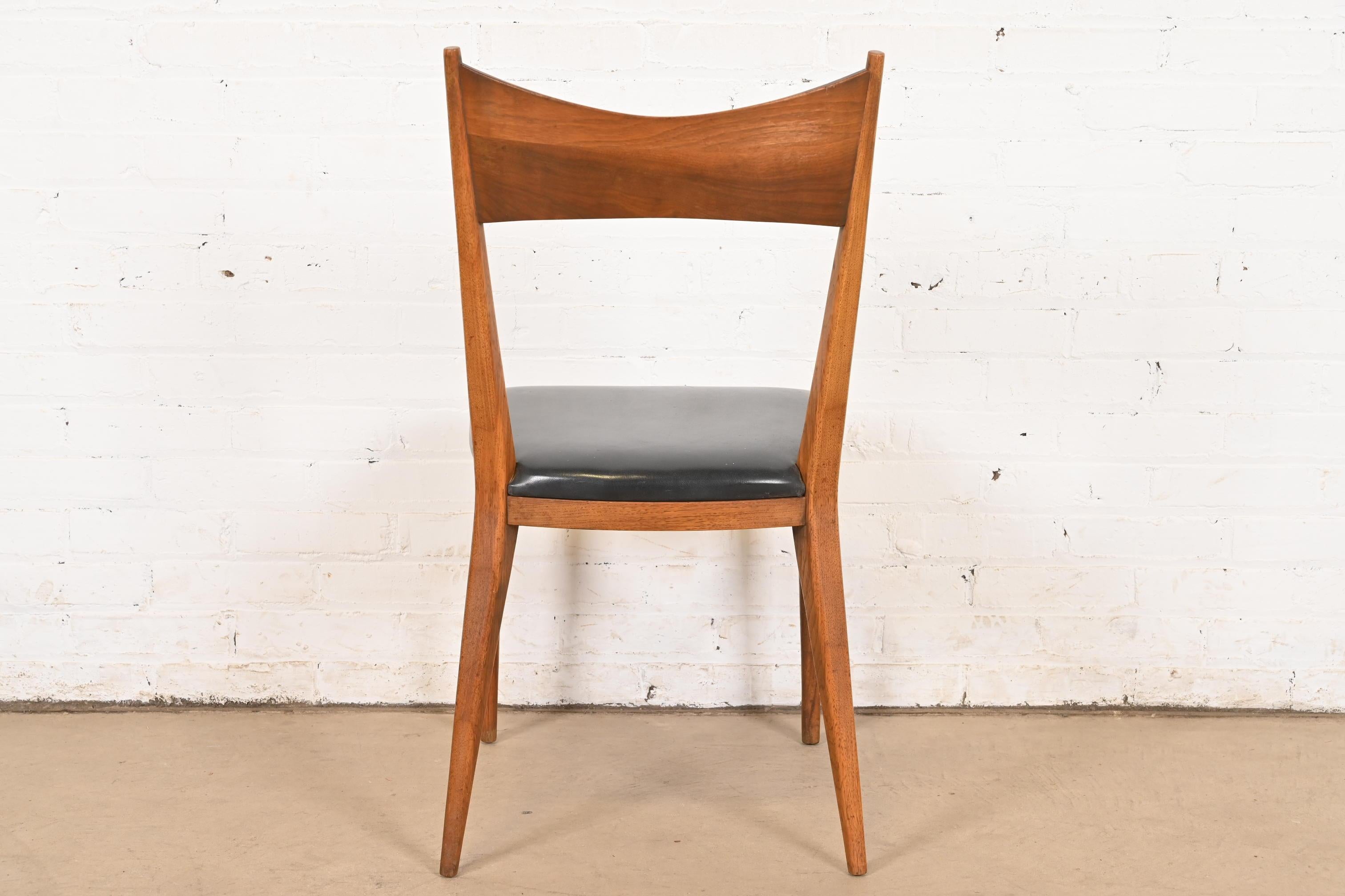 Paul McCobb para Calvin Furniture Silla de comedor moderna de mediados de siglo en nogal esculpido en venta 4