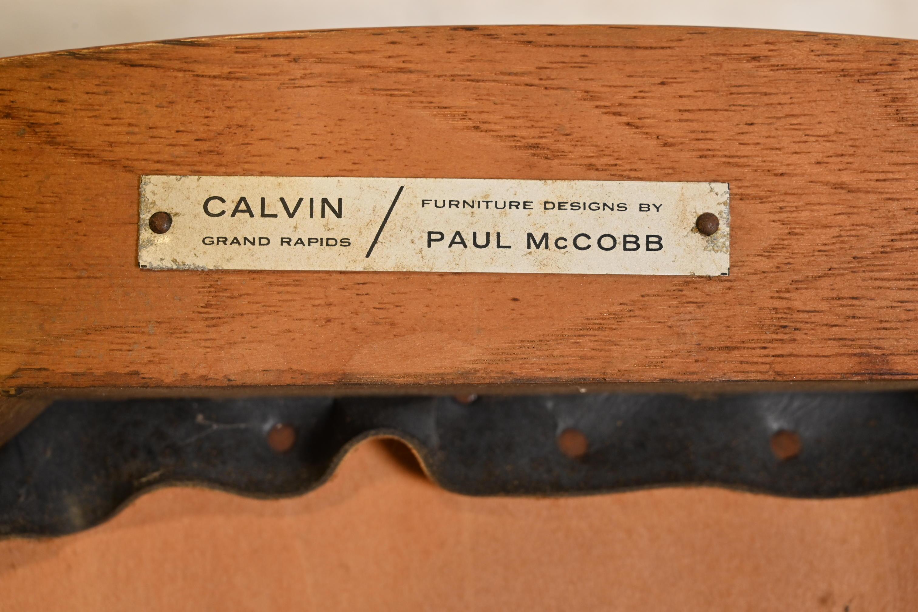 Paul McCobb para Calvin Furniture Silla de comedor moderna de mediados de siglo en nogal esculpido en venta 5