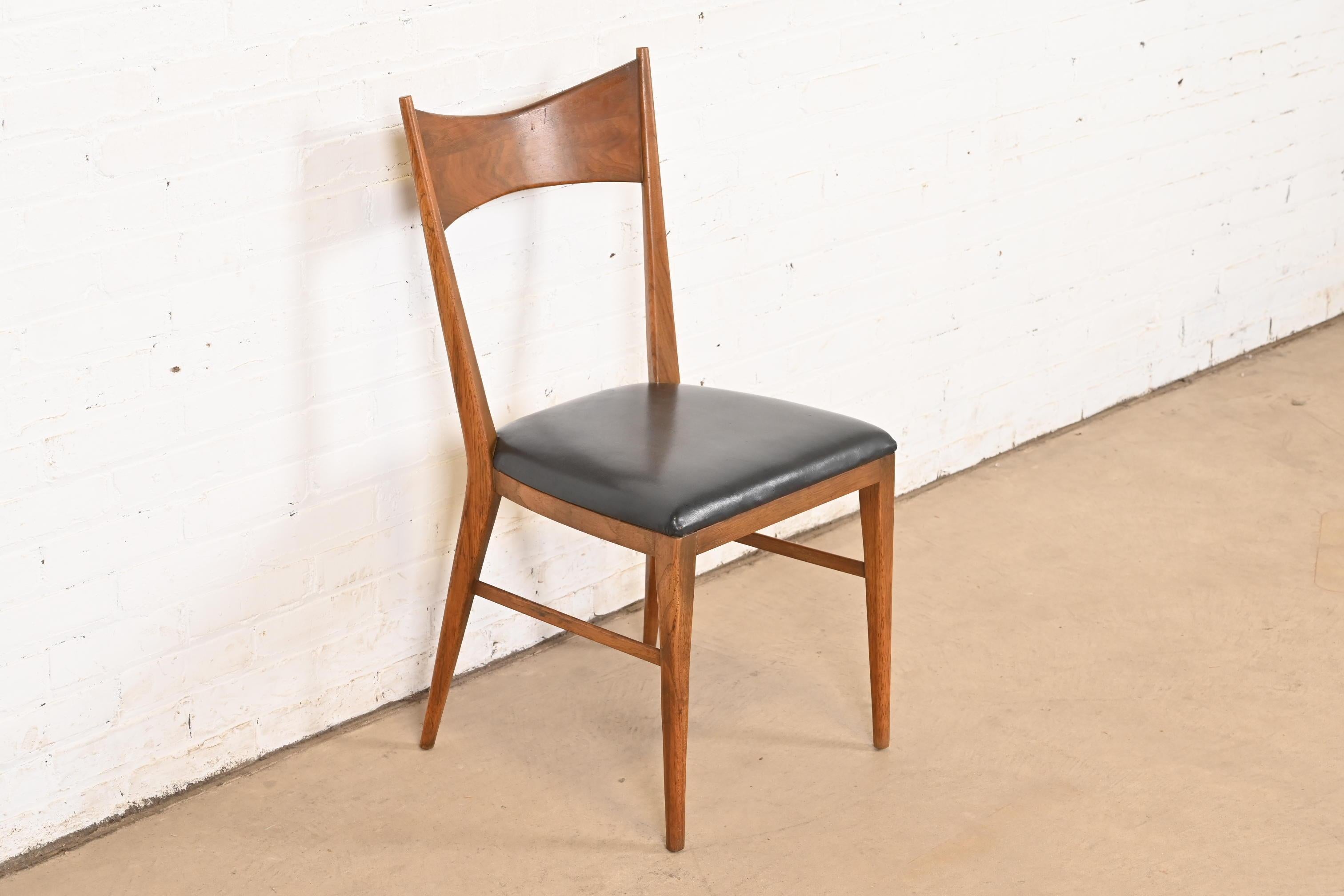 Paul McCobb para Calvin Furniture Silla de comedor moderna de mediados de siglo en nogal esculpido Moderno de mediados de siglo en venta