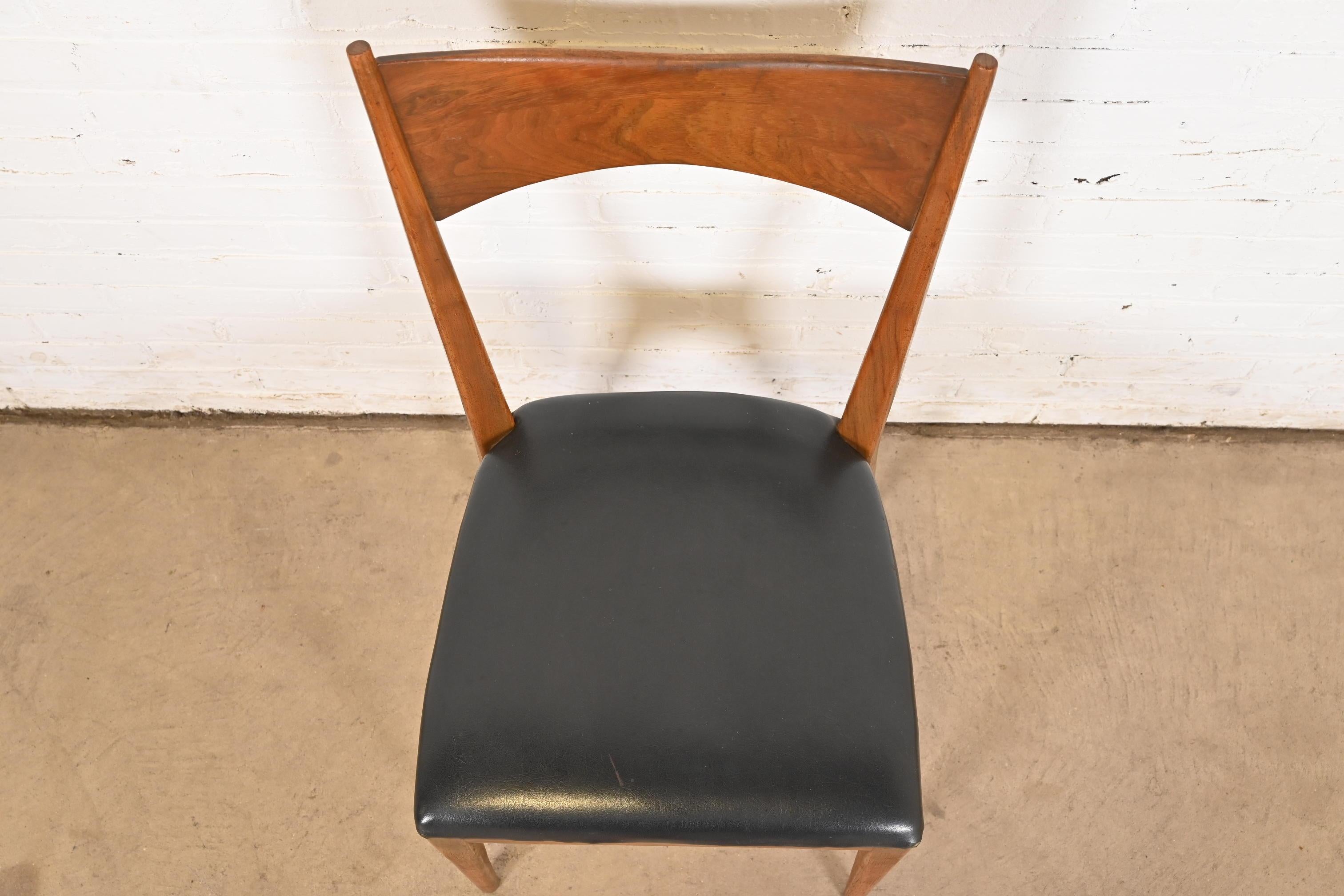 Paul McCobb para Calvin Furniture Silla de comedor moderna de mediados de siglo en nogal esculpido en Bueno estado para la venta en South Bend, IN