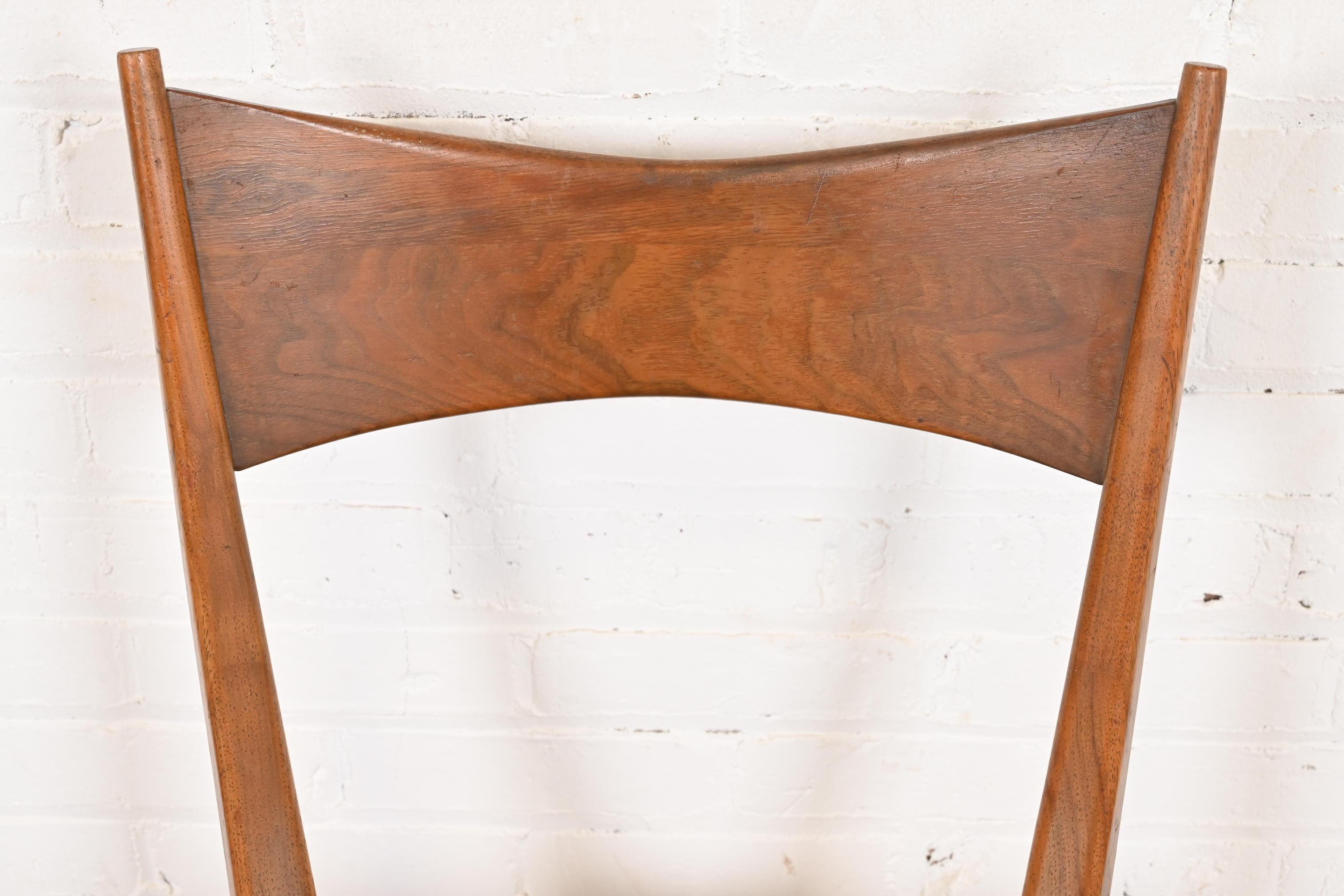 Paul McCobb para Calvin Furniture Silla de comedor moderna de mediados de siglo en nogal esculpido mediados del siglo XX en venta
