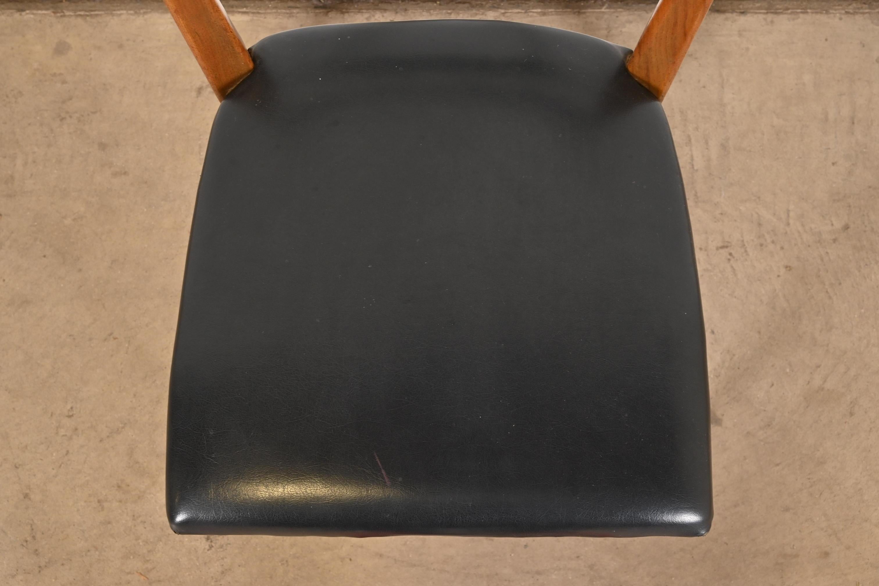 Paul McCobb para Calvin Furniture Silla de comedor moderna de mediados de siglo en nogal esculpido Tapicería en venta