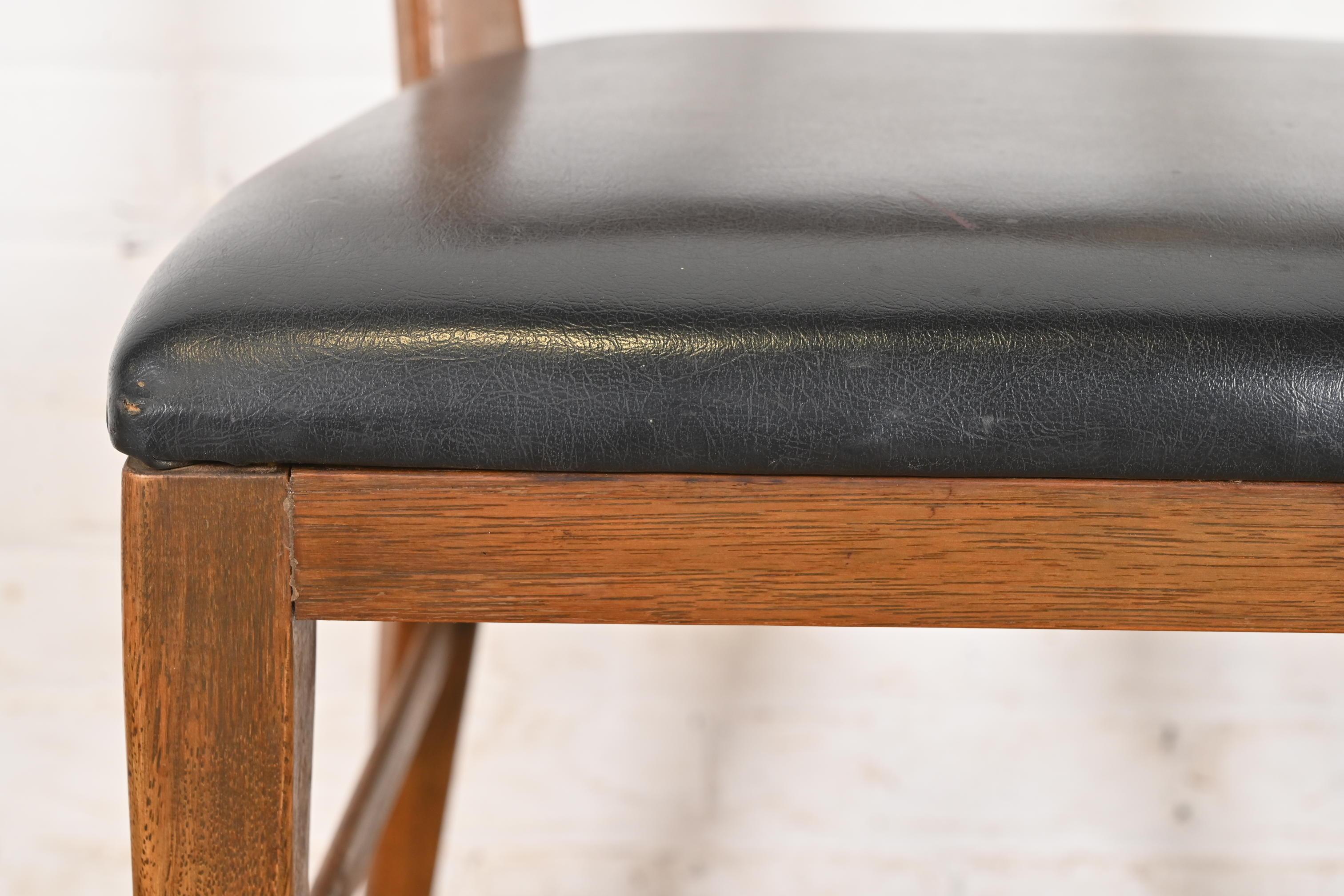Paul McCobb para Calvin Furniture Silla de comedor moderna de mediados de siglo en nogal esculpido en venta 1