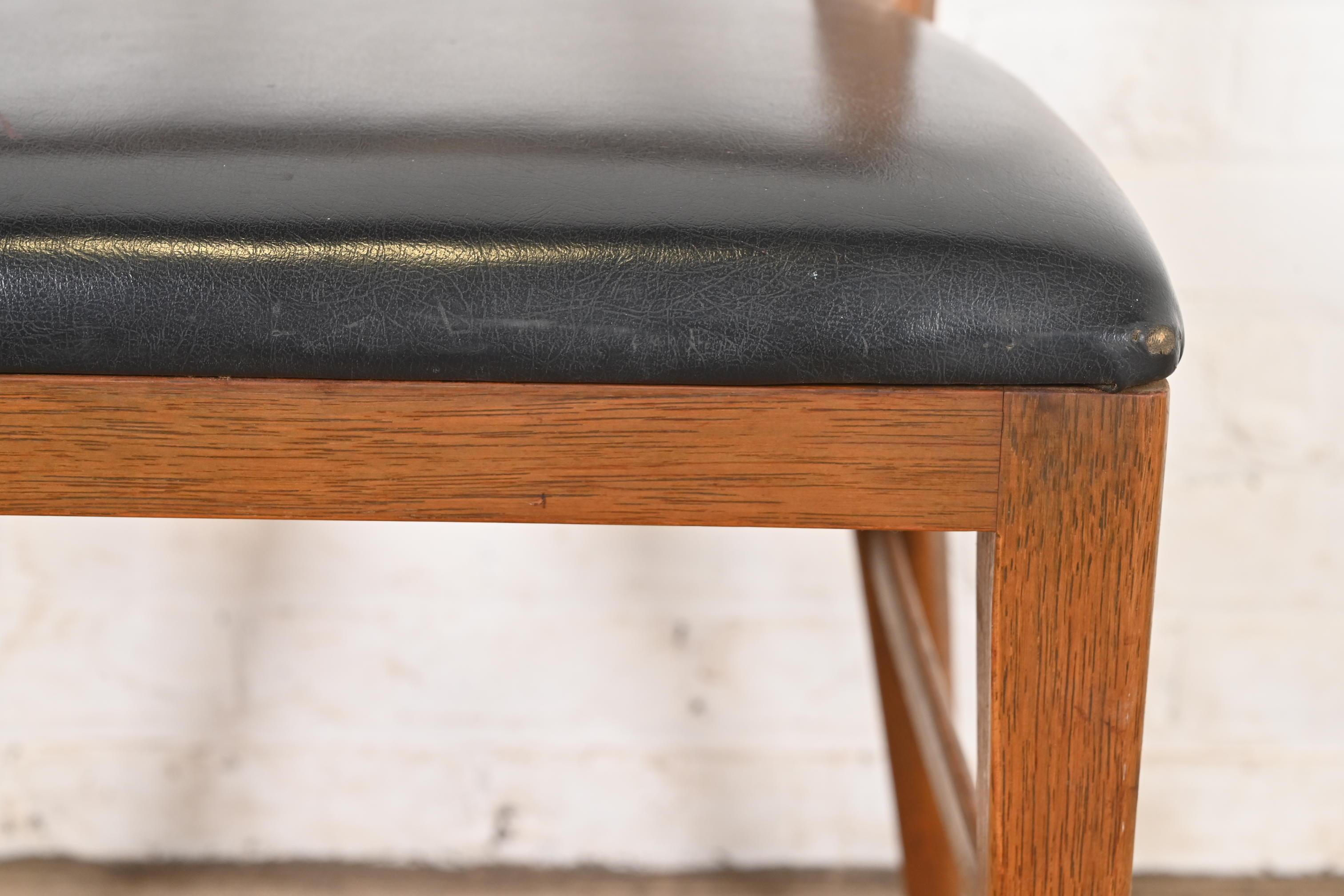 Paul McCobb para Calvin Furniture Silla de comedor moderna de mediados de siglo en nogal esculpido en venta 2