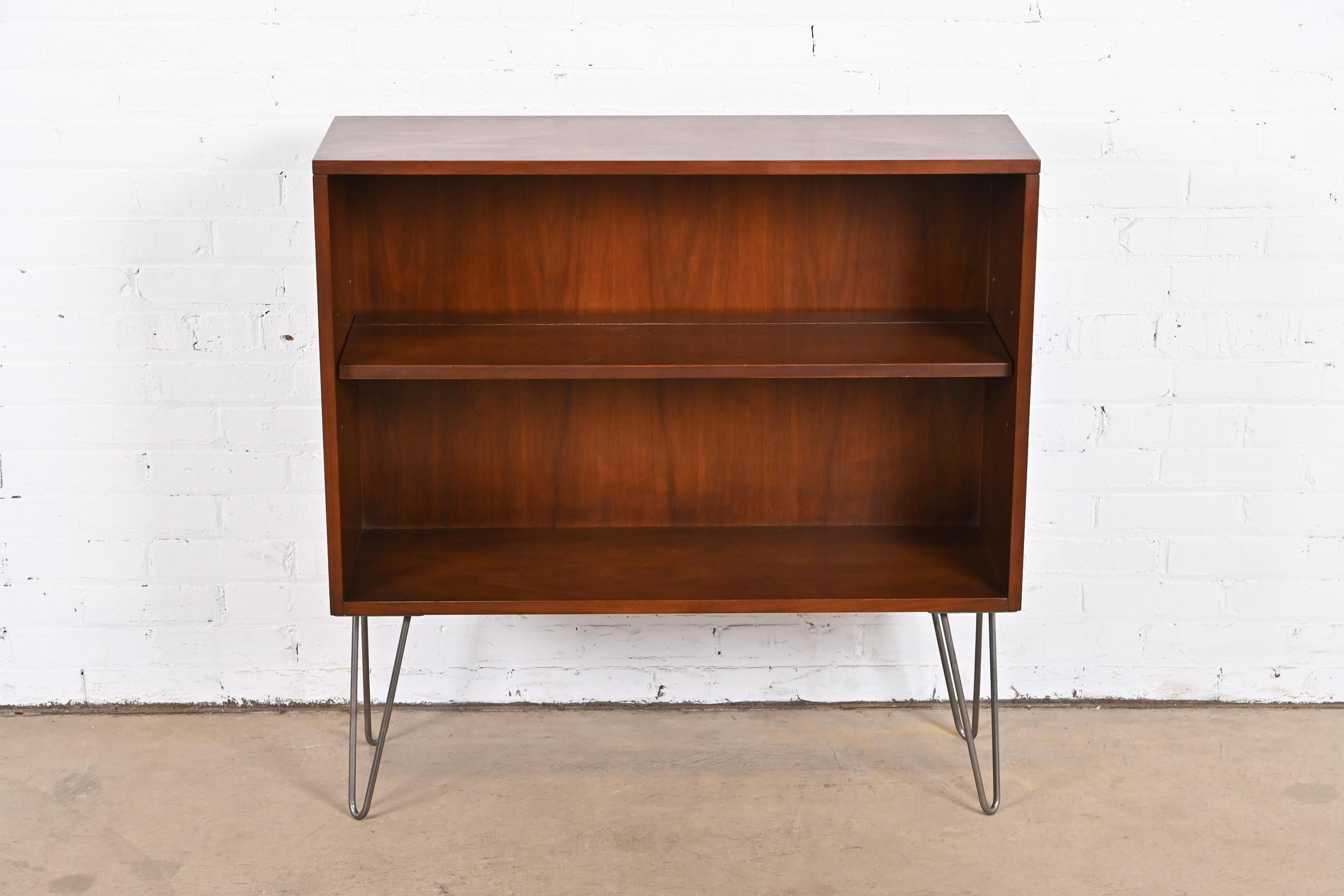 A sleek and stylish Mid-Century Modern bookcase.

By Paul McCobb for Calvin Furniture

USA, 1950s

Book-matched walnut, with steel hairpin legs.

Measures: 36