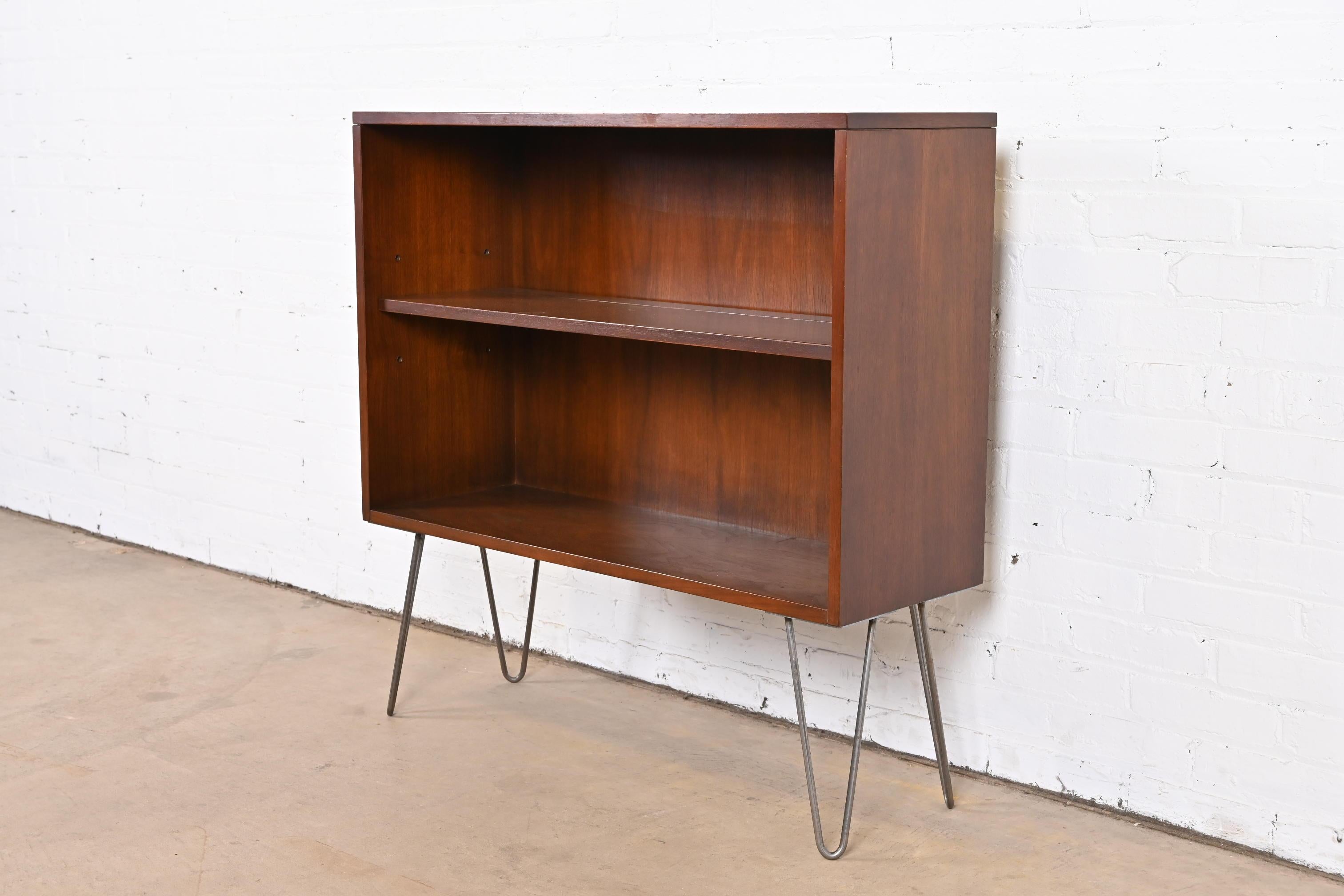 Paul McCobb for Calvin Furniture Walnut Bookcase on Hairpin Legs, 1950s In Good Condition In South Bend, IN
