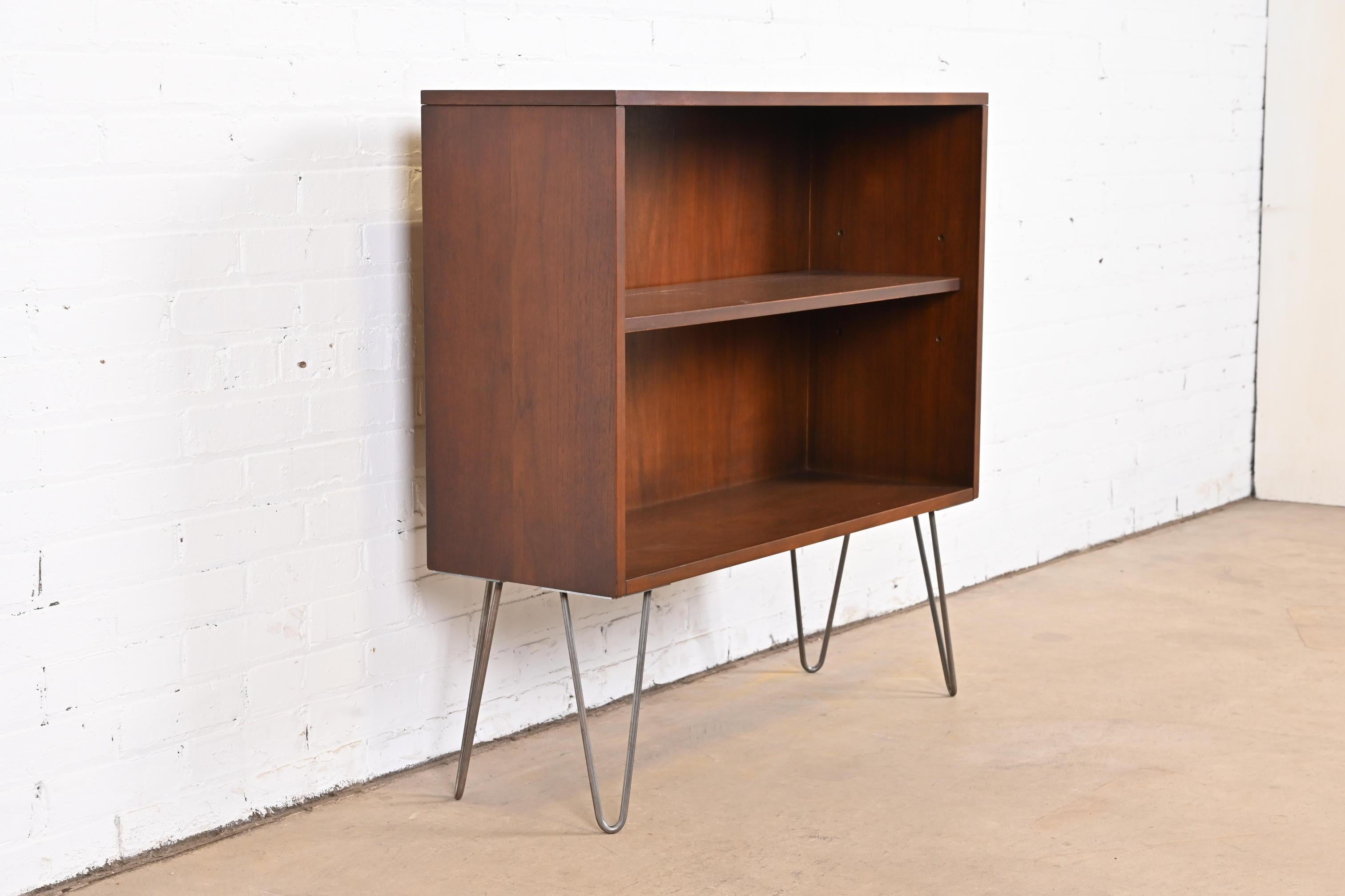 Mid-20th Century Paul McCobb for Calvin Furniture Walnut Bookcase on Hairpin Legs, 1950s