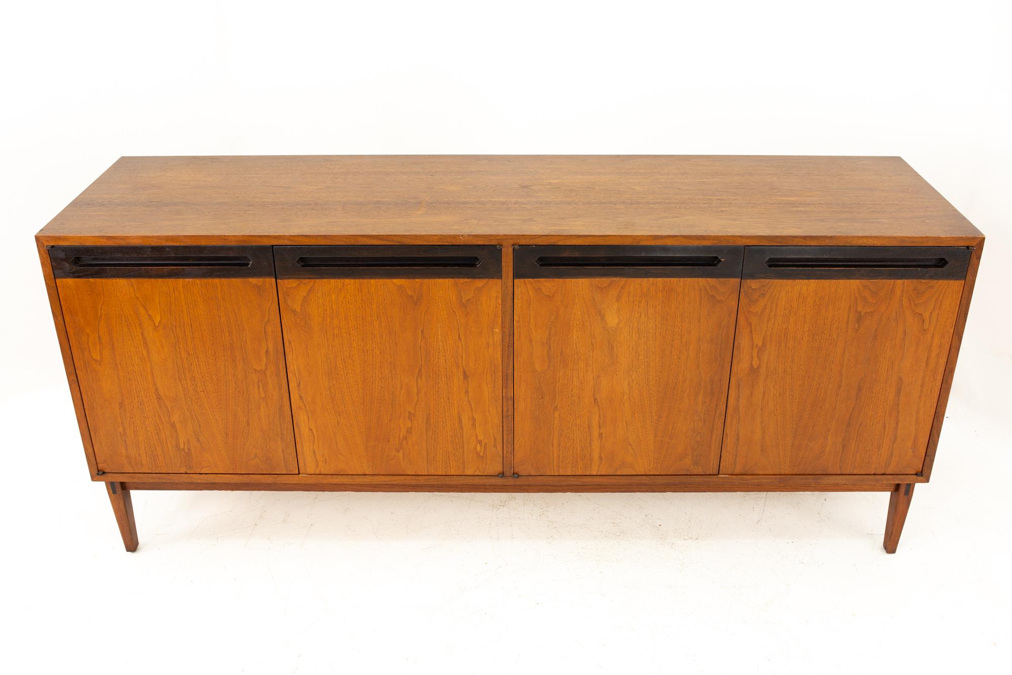 Paul McCobb for Calvin Group Mid Century Credenza In Excellent Condition In Countryside, IL