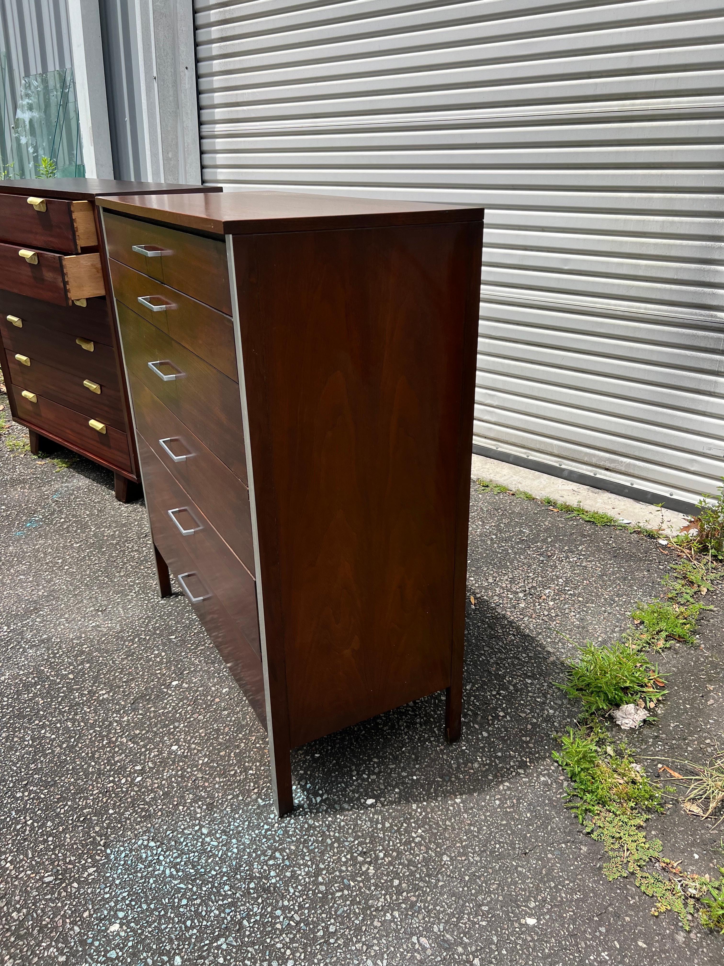 Cassettone in legno di noce di Paul McCobb per Calvin del 1950, appena rifinito

Un eccezionale comò a sei cassetti in stile mid-century modern.  Disegnata da Paul McCobb per Calvin Furniture 