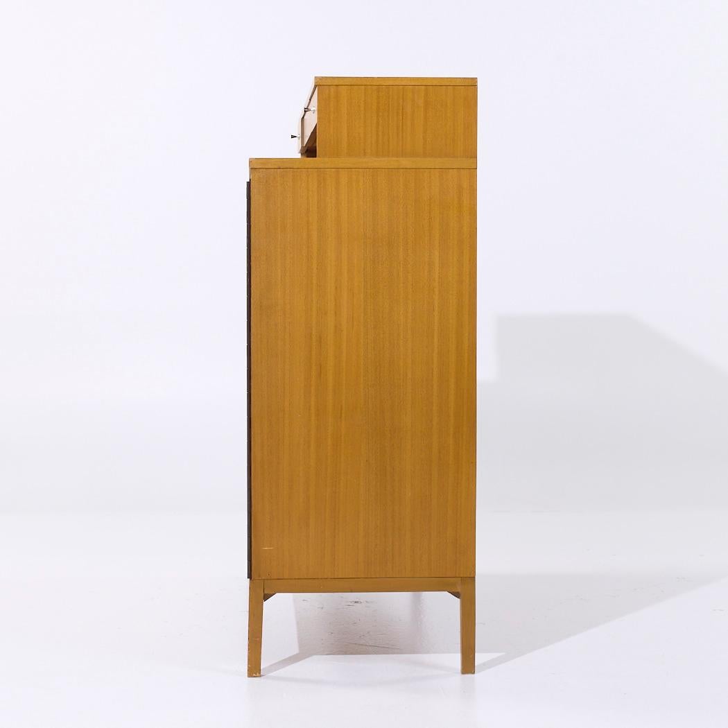 Paul McCobb for Calvin Irwin Collection MCM Walnut Gentleman's Chest Dresser In Good Condition For Sale In Countryside, IL