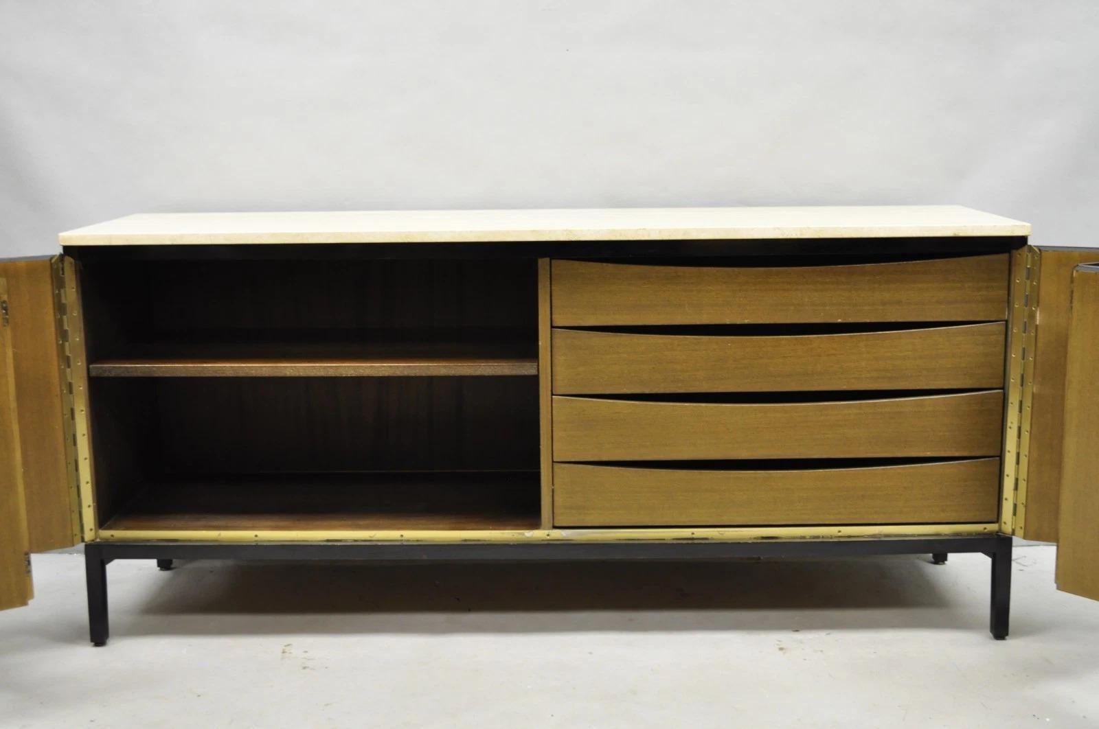 Inviaci un messaggio con il tuo codice postale per richiedere un preventivo per la spedizione negli Stati Uniti.

Credenza con piano in travertino in mogano della collezione Paul McCobb for Calvin Irwin. L'articolo presenta una finitura vintage