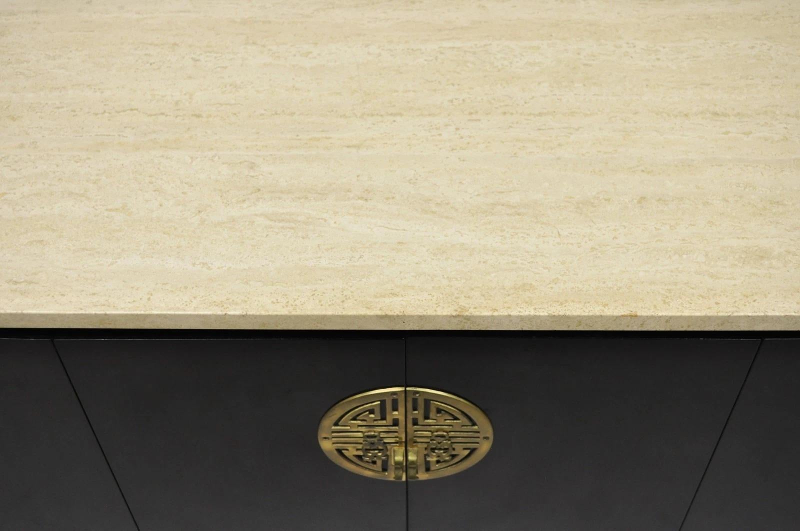 Travertino Paul McCobb per Calvin Irwin Credenza con piano in travertino e mogano nero in vendita