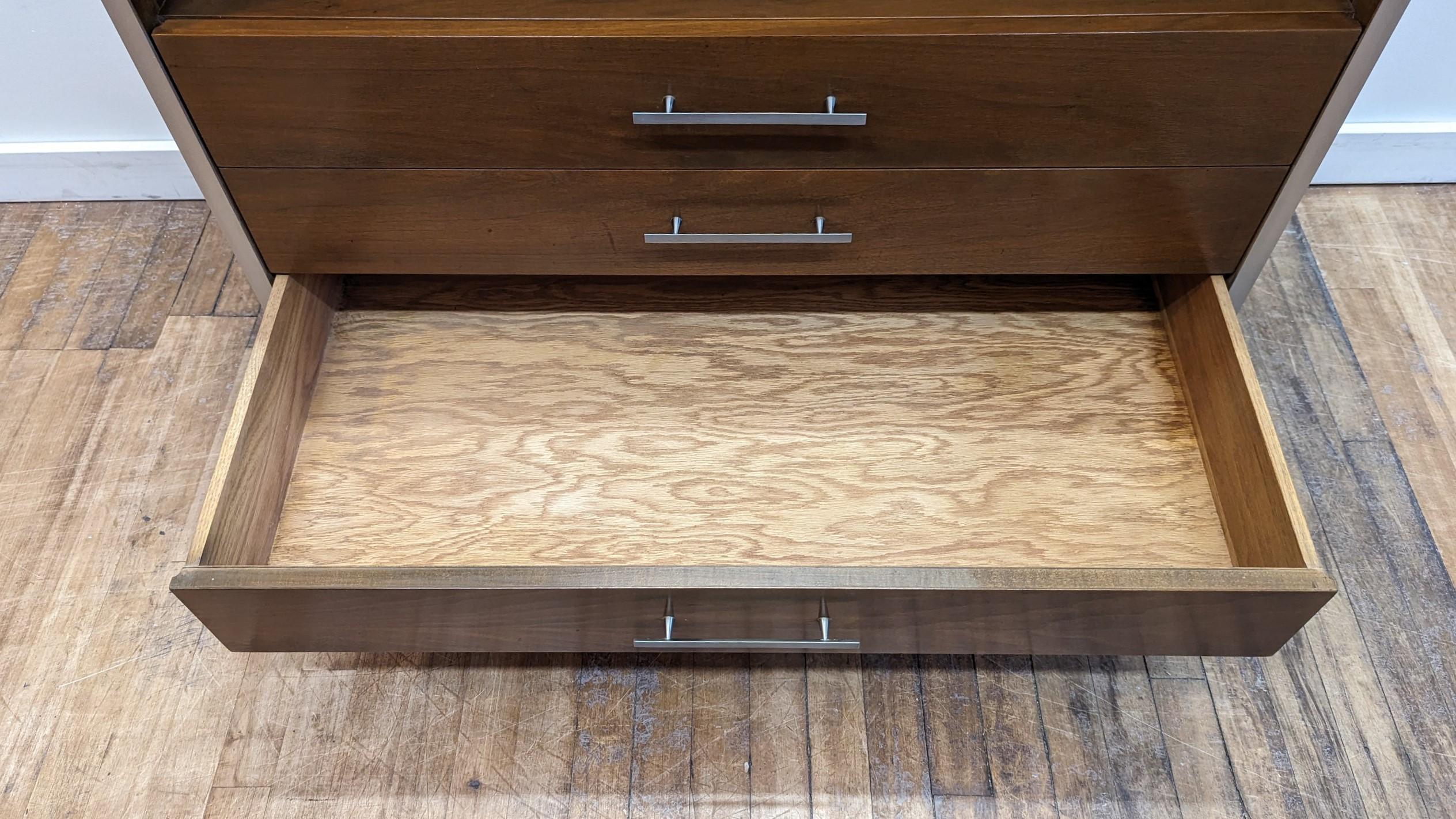 Paul McCobb für Calvin Linear Group, Vitrinenschrank im Angebot 1