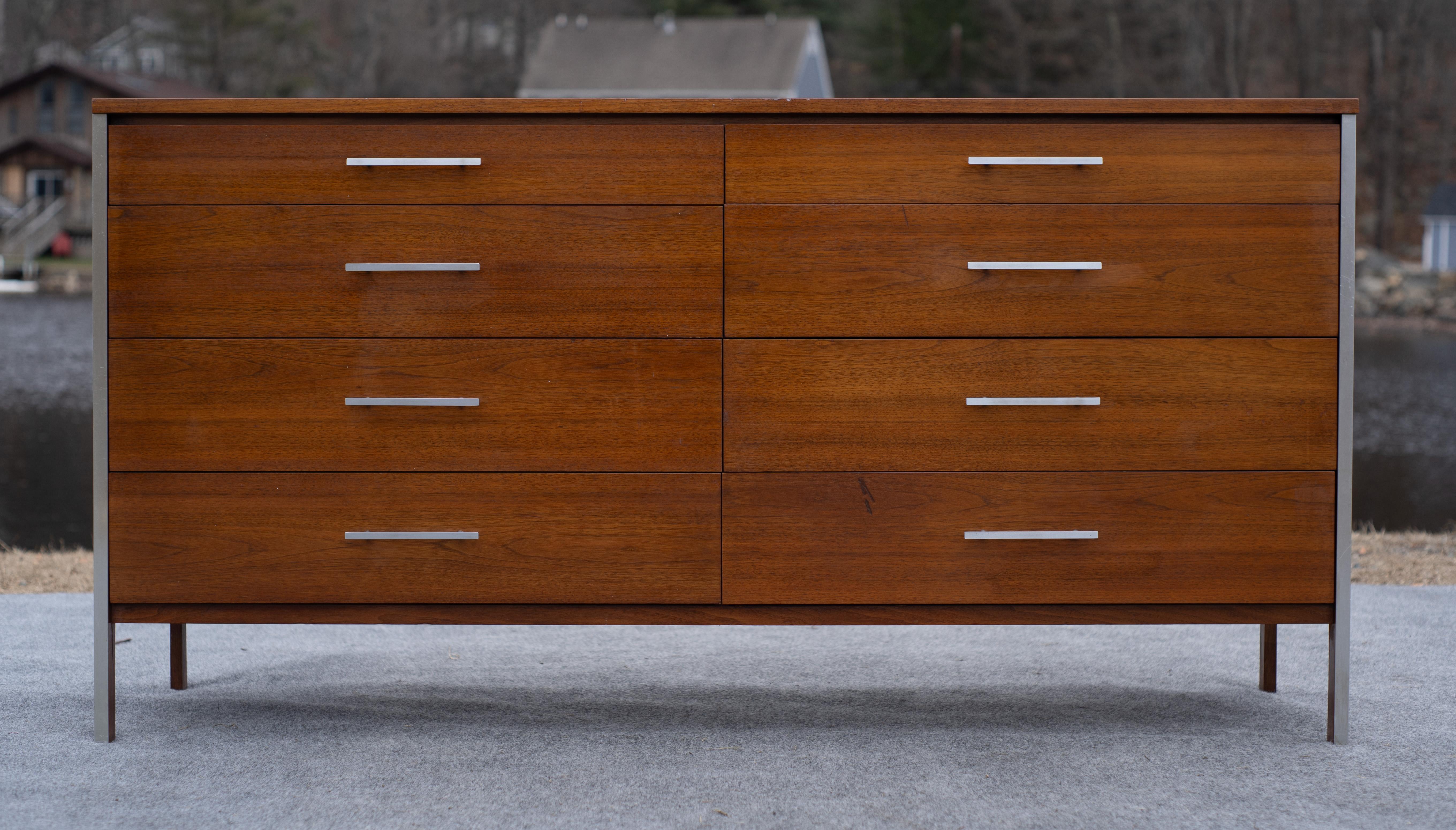 Realizzato da Calvin Furniture, questo pezzo è stato progettato dalla leggenda americana Paul McCobb. Tra le migliaia di disegni documentati di McCobb, questa linea è, a nostro avviso, una delle migliori. Rispetto alla linea più popolare, Planner