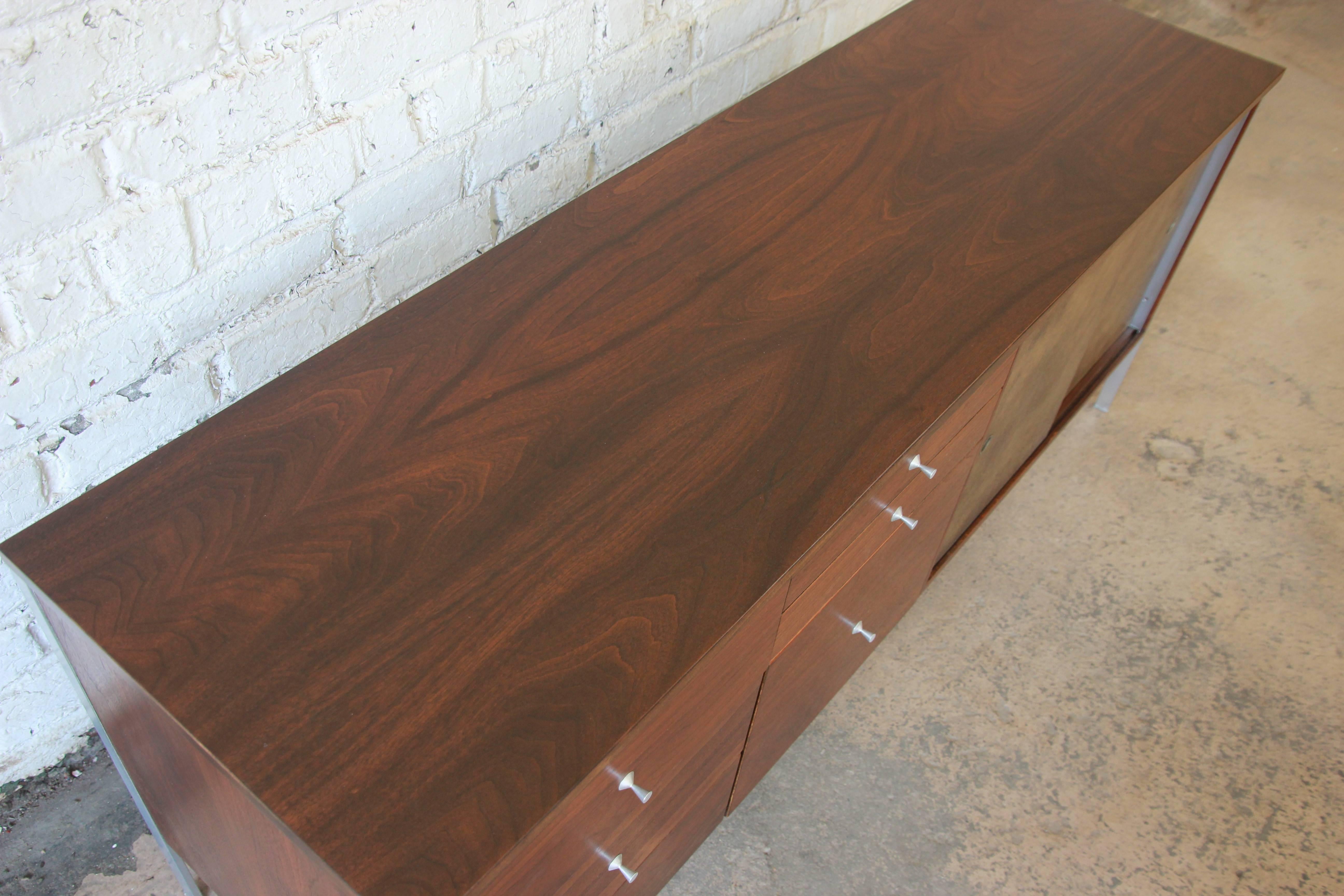 Paul McCobb Area Plan Units Mid-Century Modern Walnut Low Credenza In Good Condition In South Bend, IN