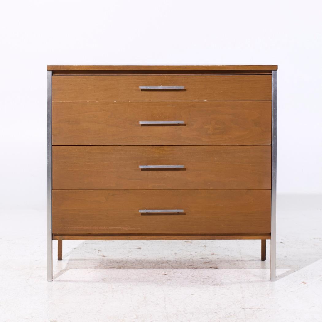 Paul McCobb for Calvin Mid Century Highboy Dresser en noyer et aluminium

Cette table haute mesure : 38 de large x 18 de profond x 45 de haut

Nous prenons nos photos dans un studio à éclairage contrôlé afin de montrer le plus de détails possible.