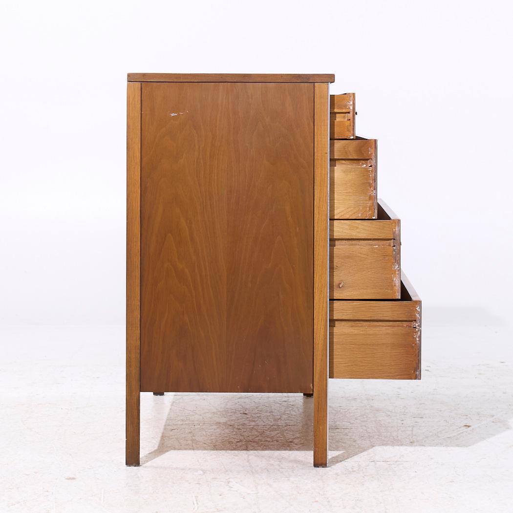 Américain Paul McCobb for Calvin MCM Commode haute à 4 tiroirs en noyer et aluminium en vente