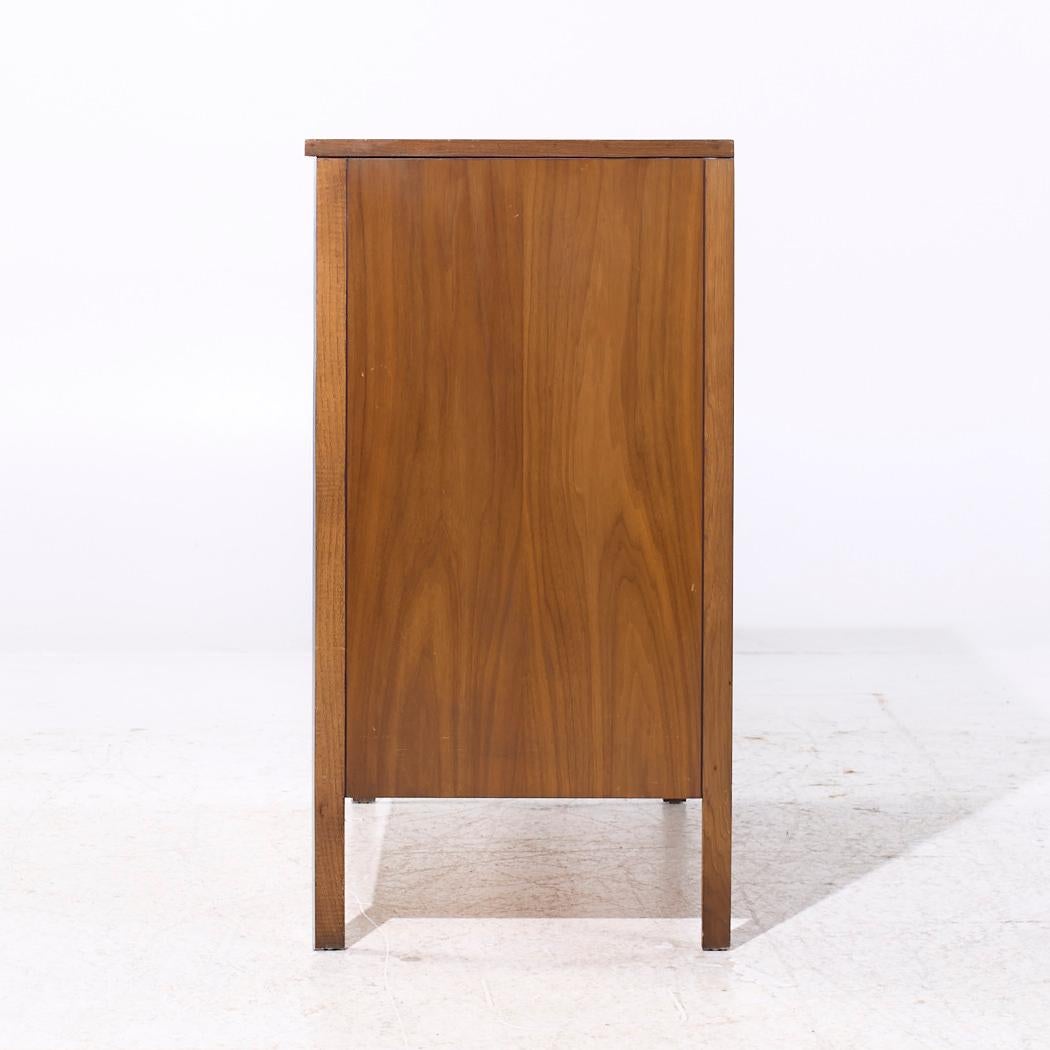 Paul McCobb for Calvin MCM Commode haute à 4 tiroirs en noyer et aluminium Bon état - En vente à Countryside, IL