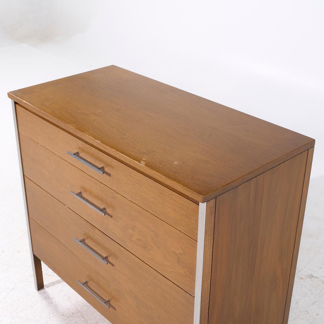 Fin du 20e siècle Paul McCobb for Calvin MCM Commode haute à 4 tiroirs en noyer et aluminium en vente