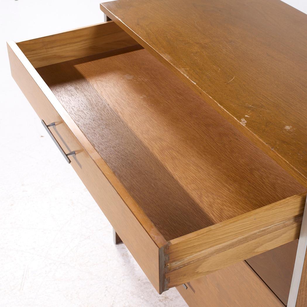 Paul McCobb for Calvin MCM Commode haute à 4 tiroirs en noyer et aluminium en vente 1