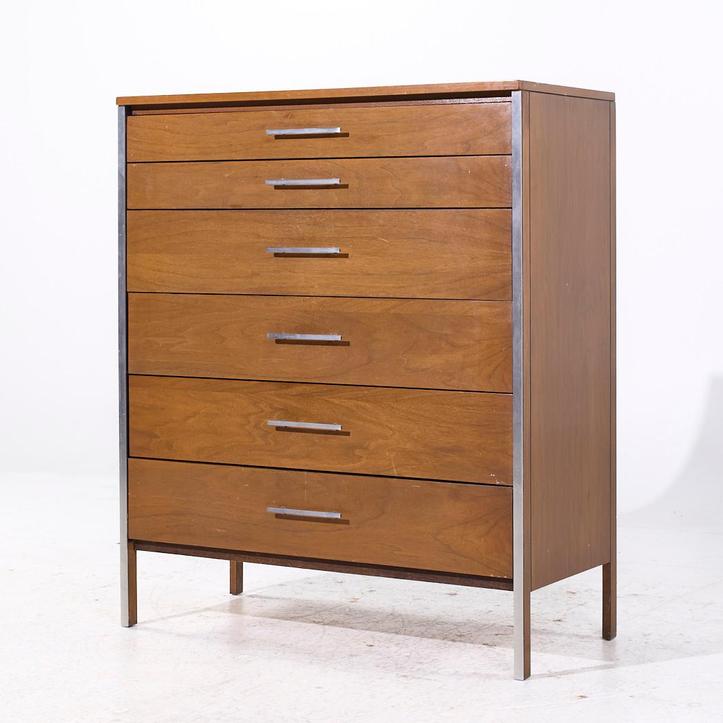 Mid-Century moderno Paul McCobb for Calvin Linear MCM Walnut and Aluminum 4 Drawer Highboy Dresser in vendita