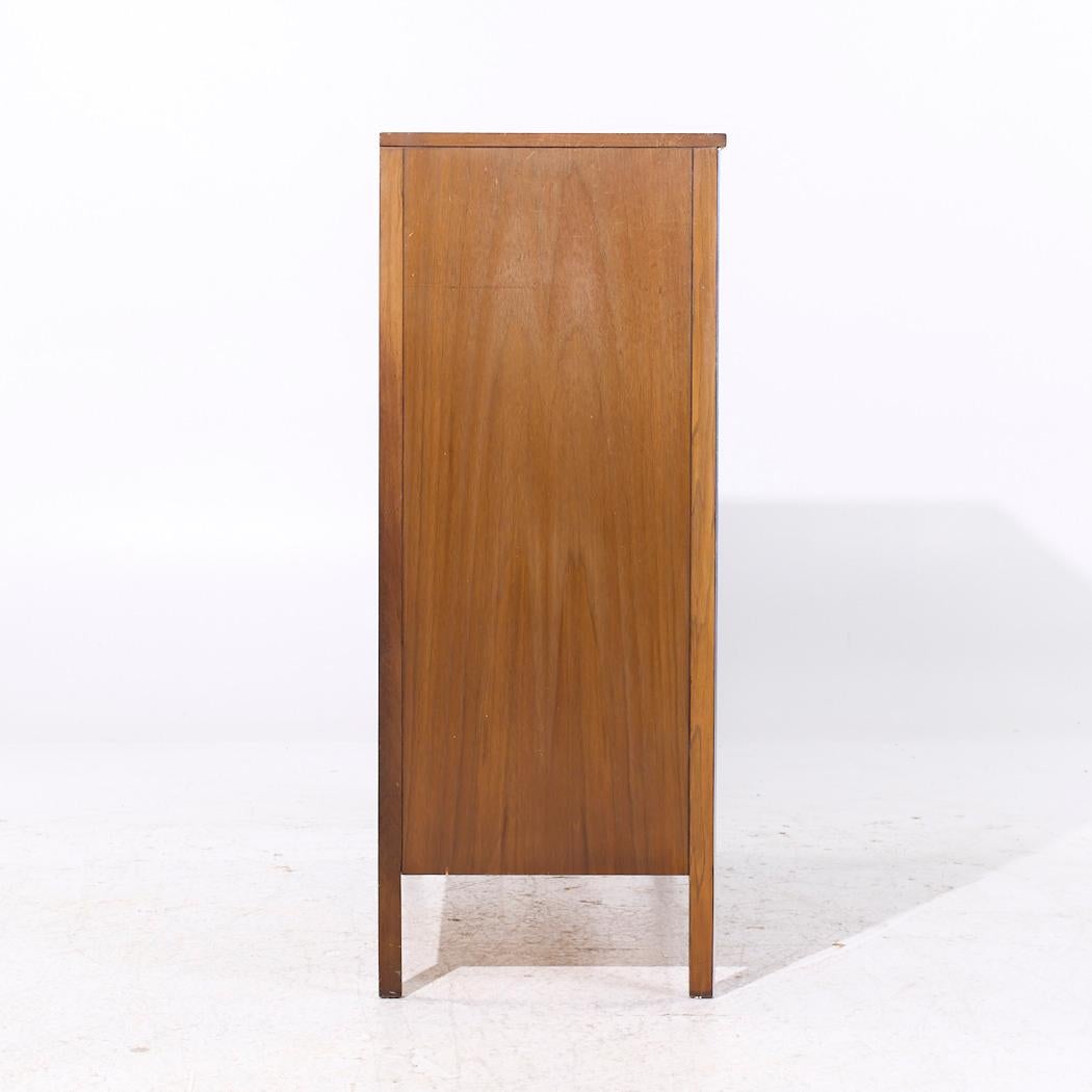 Americano Paul McCobb for Calvin Linear MCM Walnut and Aluminum 4 Drawer Highboy Dresser in vendita