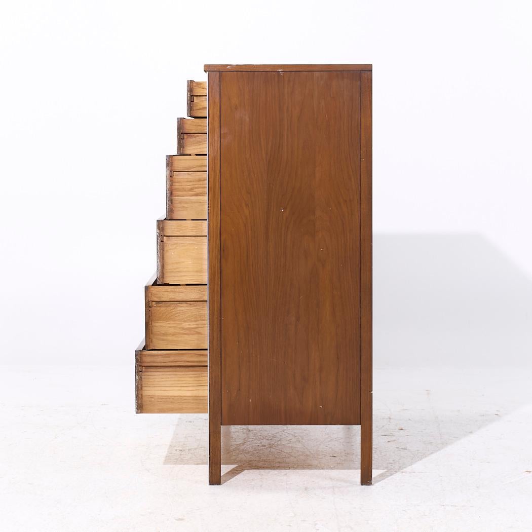 Paul McCobb for Calvin Linear MCM Walnut and Aluminum 4 Drawer Highboy Dresser In condizioni buone in vendita a Countryside, IL