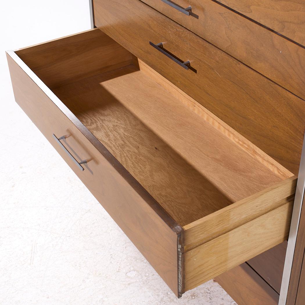 Fine XX secolo Paul McCobb for Calvin Linear MCM Walnut and Aluminum 4 Drawer Highboy Dresser in vendita