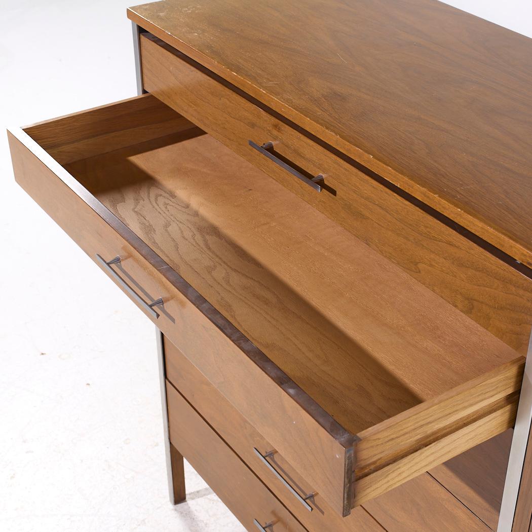 Noce Paul McCobb for Calvin Linear MCM Walnut and Aluminum 4 Drawer Highboy Dresser in vendita