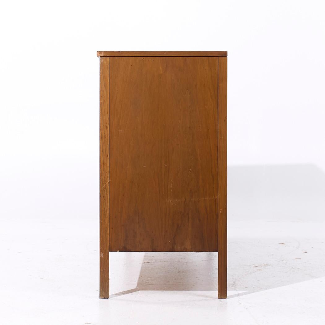 Paul McCobb for Calvin Linear Mid Century Walnut Credenza In Good Condition For Sale In Countryside, IL