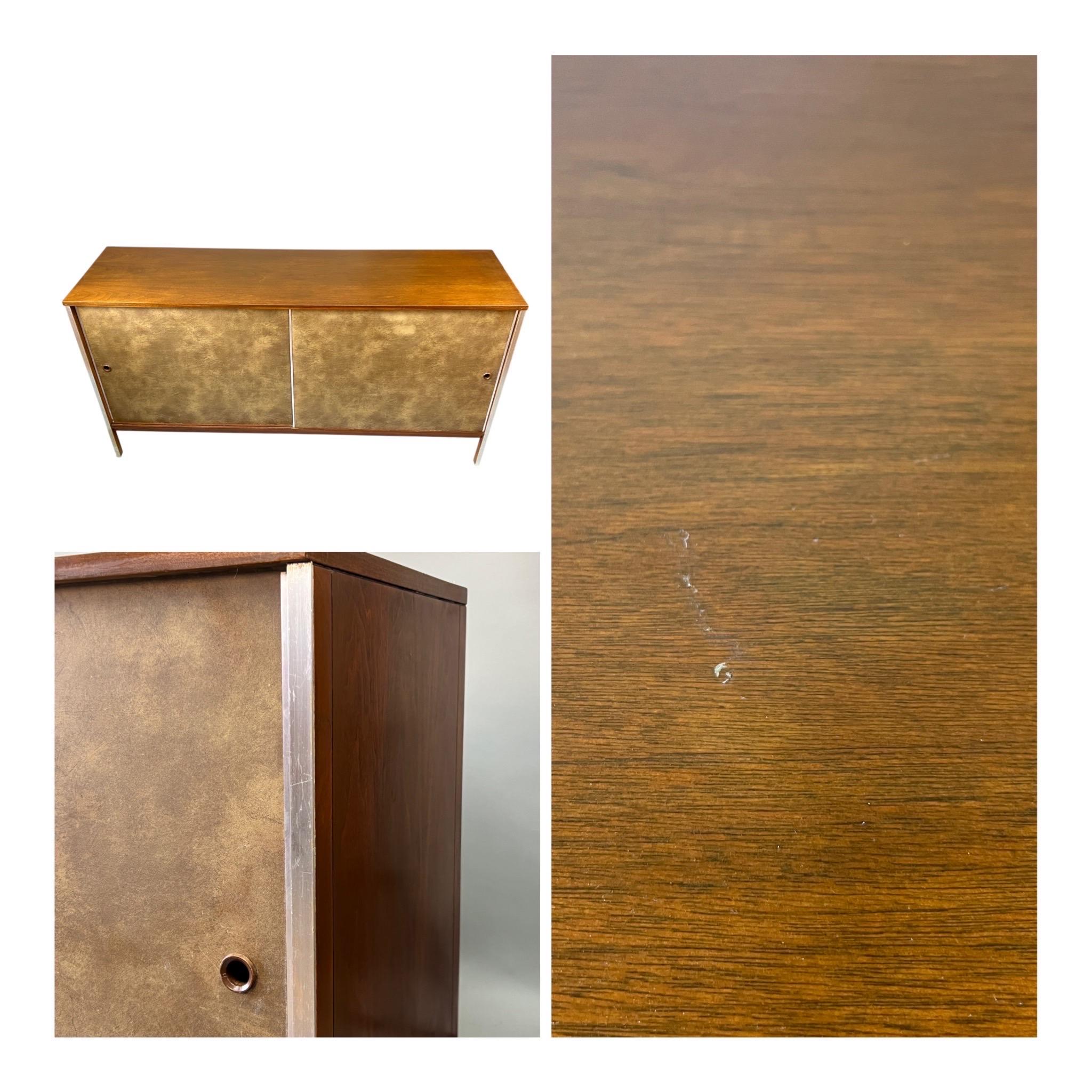 Paul McCobb per Calvin Linear Credenza in noce del metà del secolo scorso con convitto in vendita 2