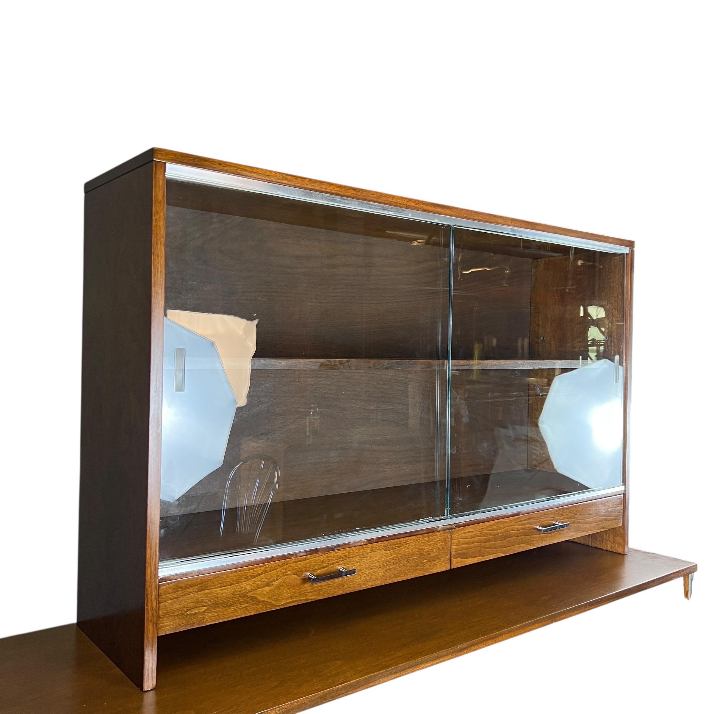 Paul McCobb per Calvin Linear Credenza in noce del metà del secolo scorso con convitto in vendita 3