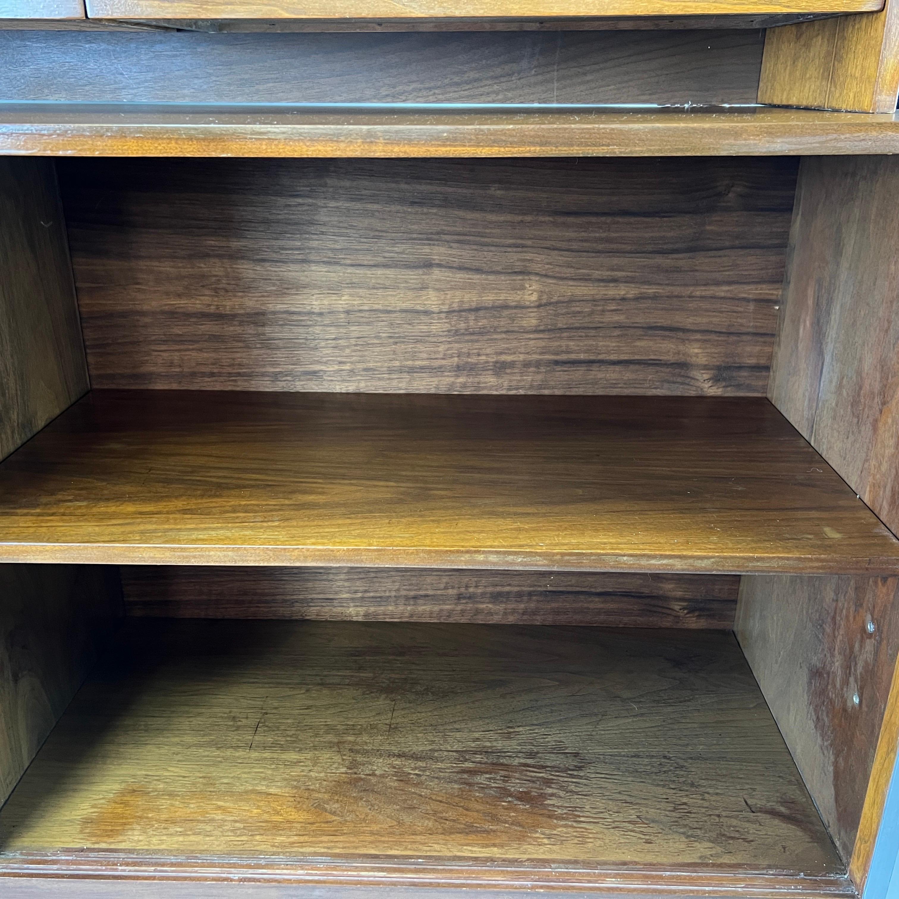 Paul McCobb per Calvin Linear Credenza in noce del metà del secolo scorso con convitto in vendita 4