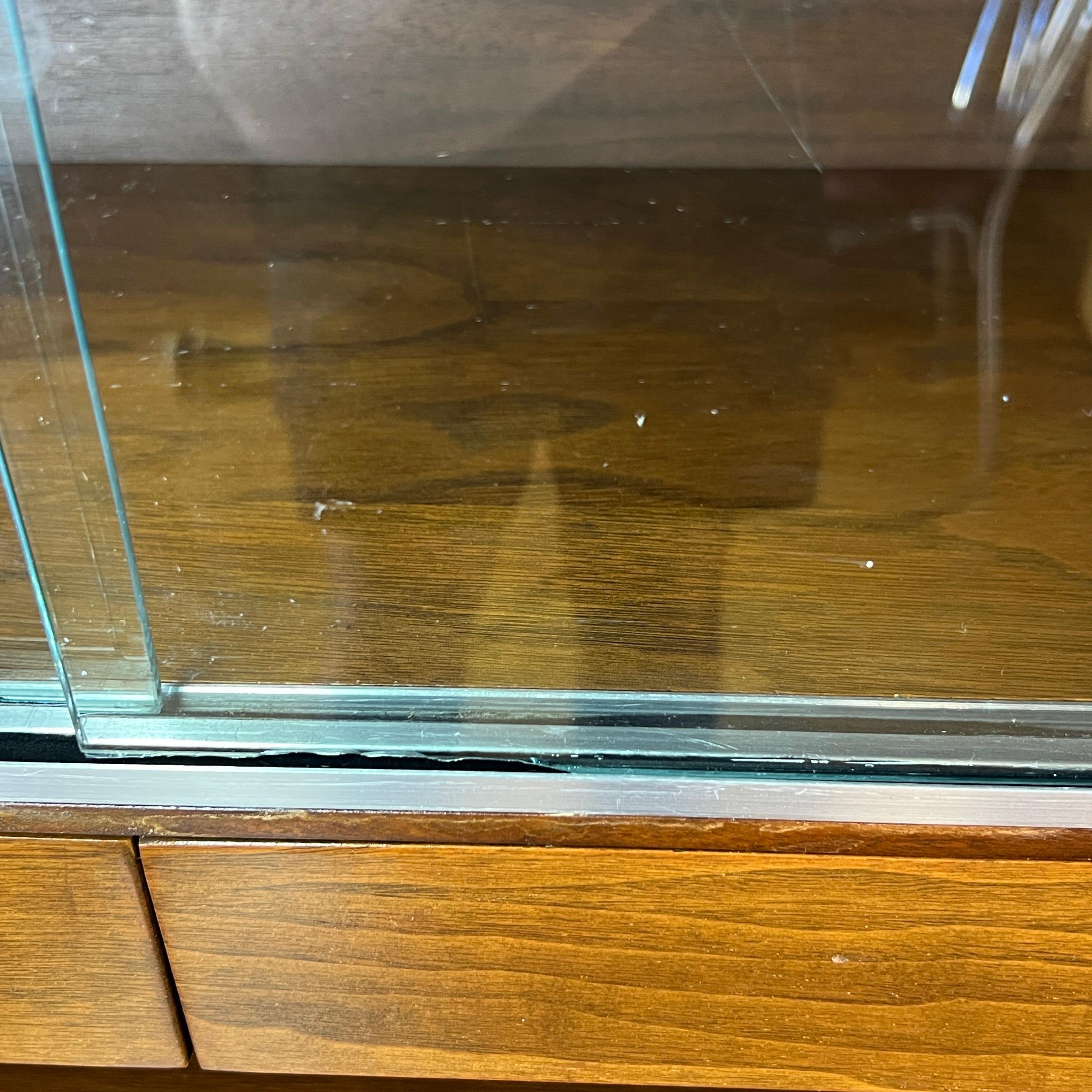 Paul McCobb per Calvin Linear Credenza in noce del metà del secolo scorso con convitto in vendita 5