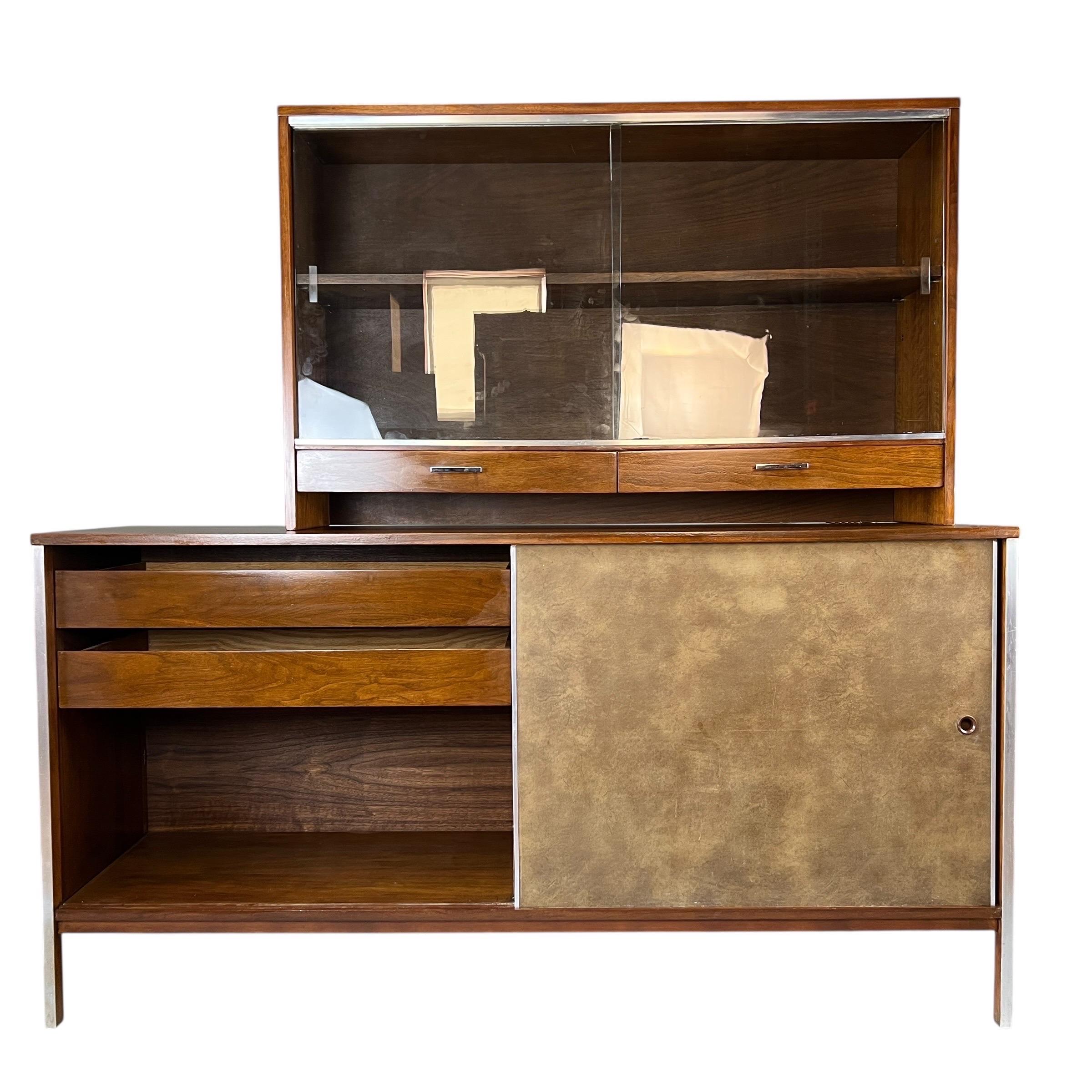 Paul McCobb per Calvin Linear Credenza in noce del metà del secolo scorso con convitto in vendita 7