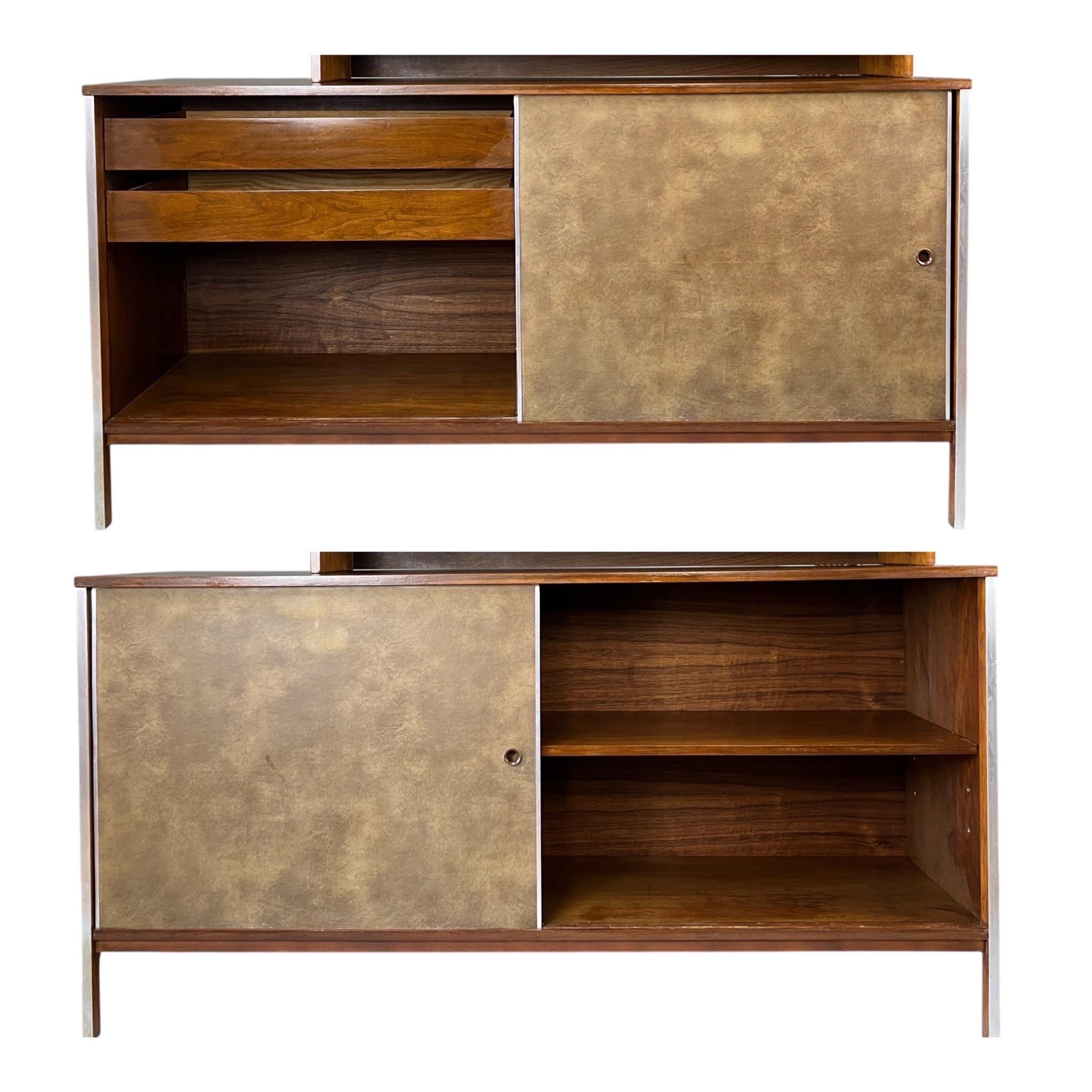 In vendita c'è questa straordinaria credenza in noce di metà secolo firmata Paul McCobb per Calvin Linear. La parte superiore è rimovibile.