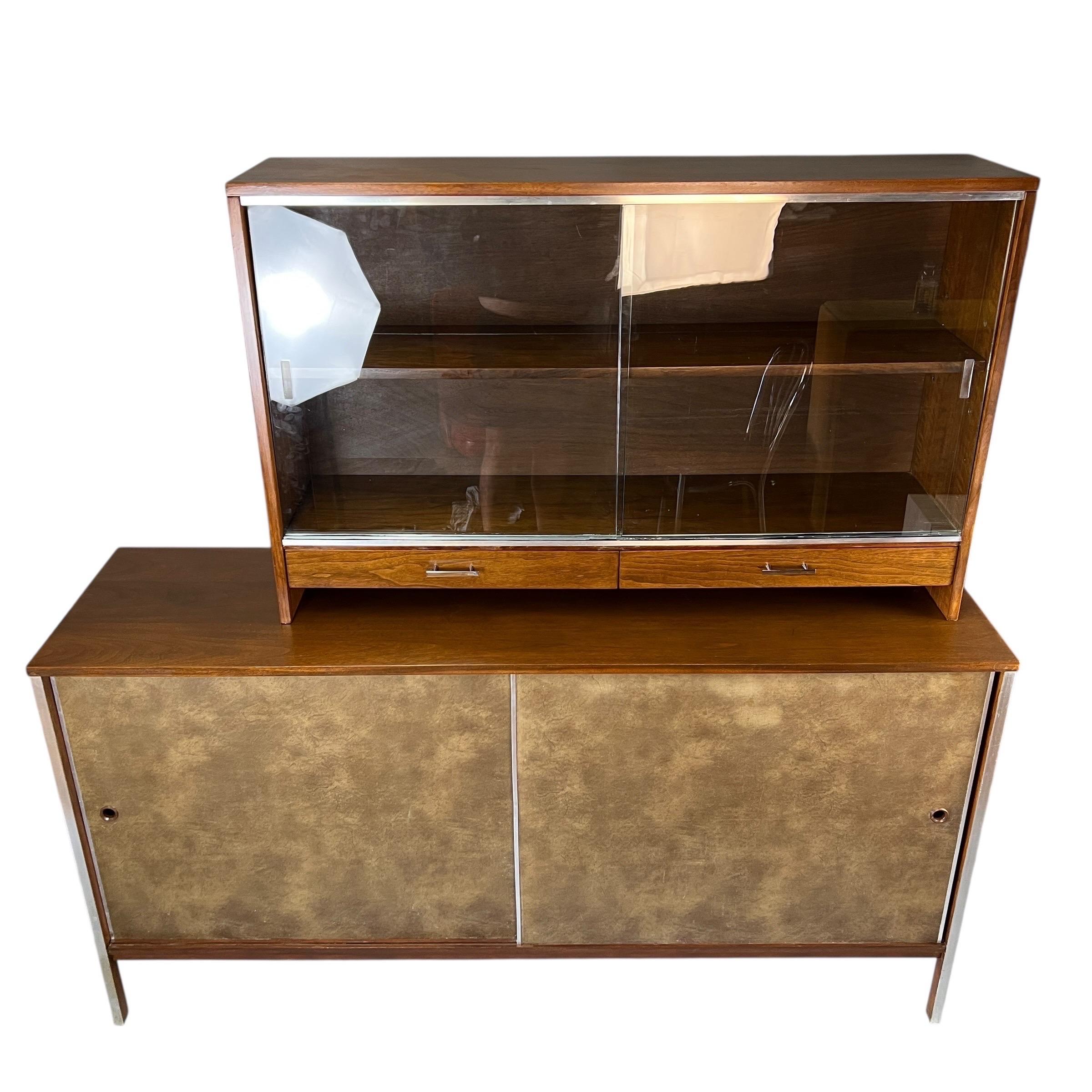 Mid-Century moderno Paul McCobb per Calvin Linear Credenza in noce del metà del secolo scorso con convitto in vendita