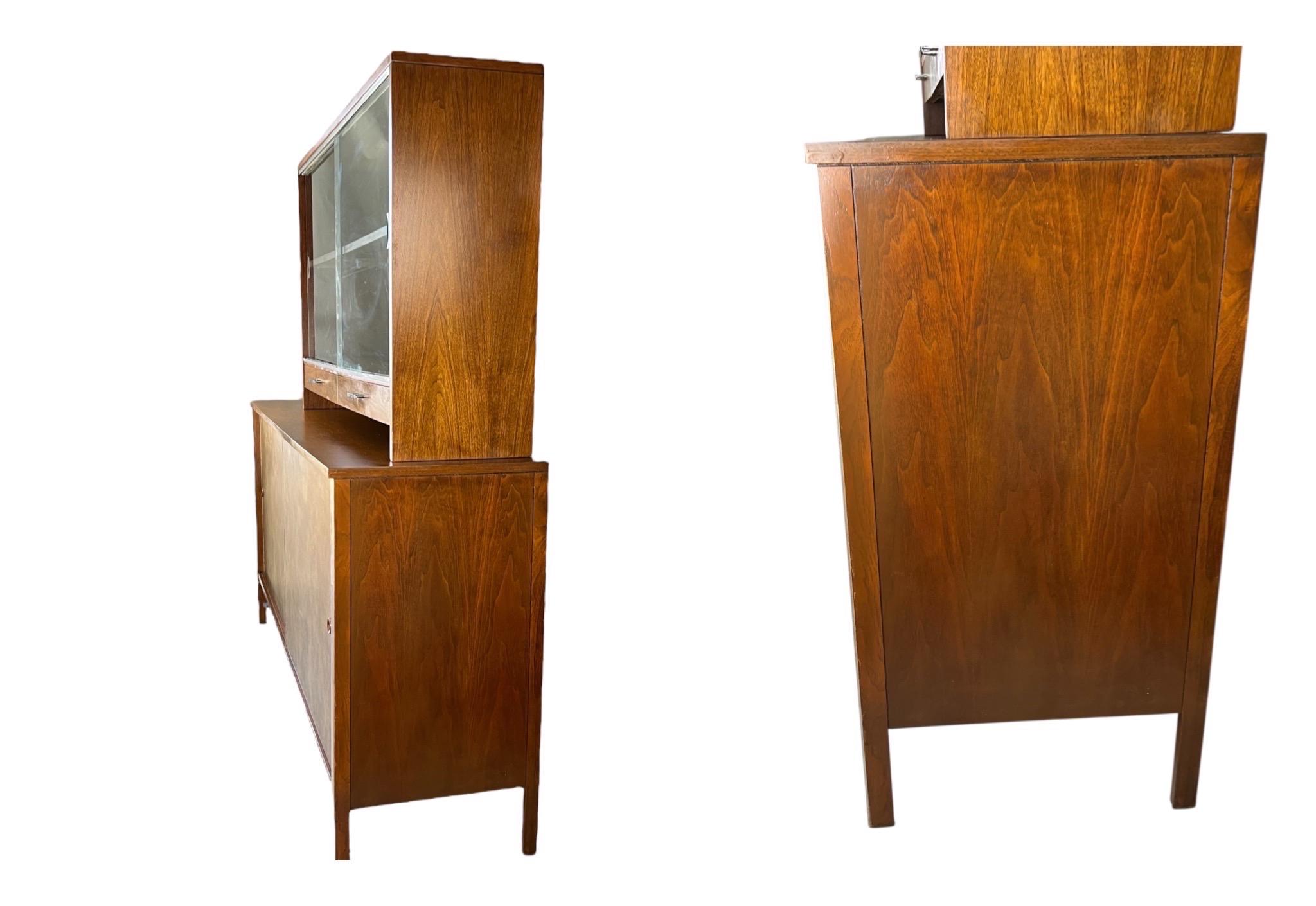 Americano Paul McCobb per Calvin Linear Credenza in noce del metà del secolo scorso con convitto in vendita