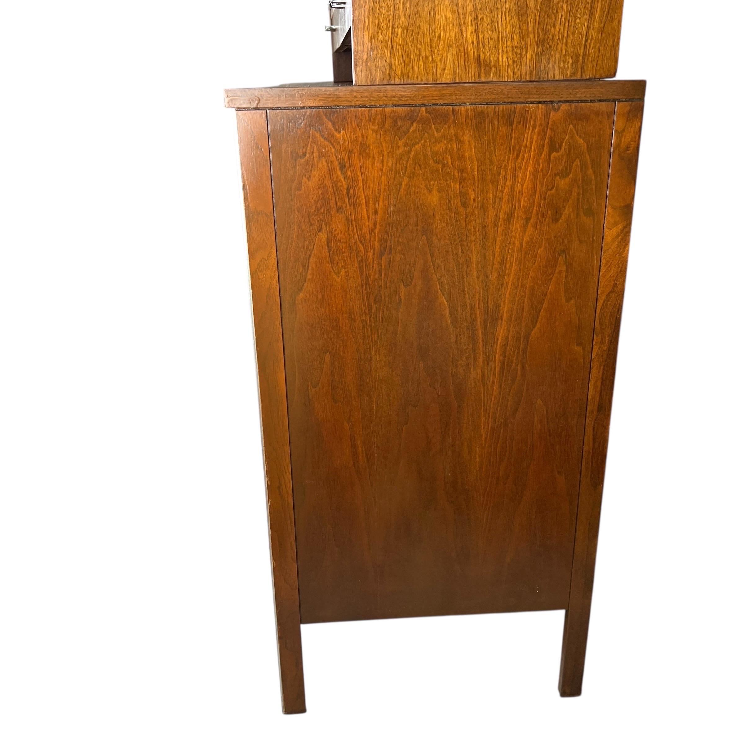 Altro Paul McCobb per Calvin Linear Credenza in noce del metà del secolo scorso con convitto in vendita